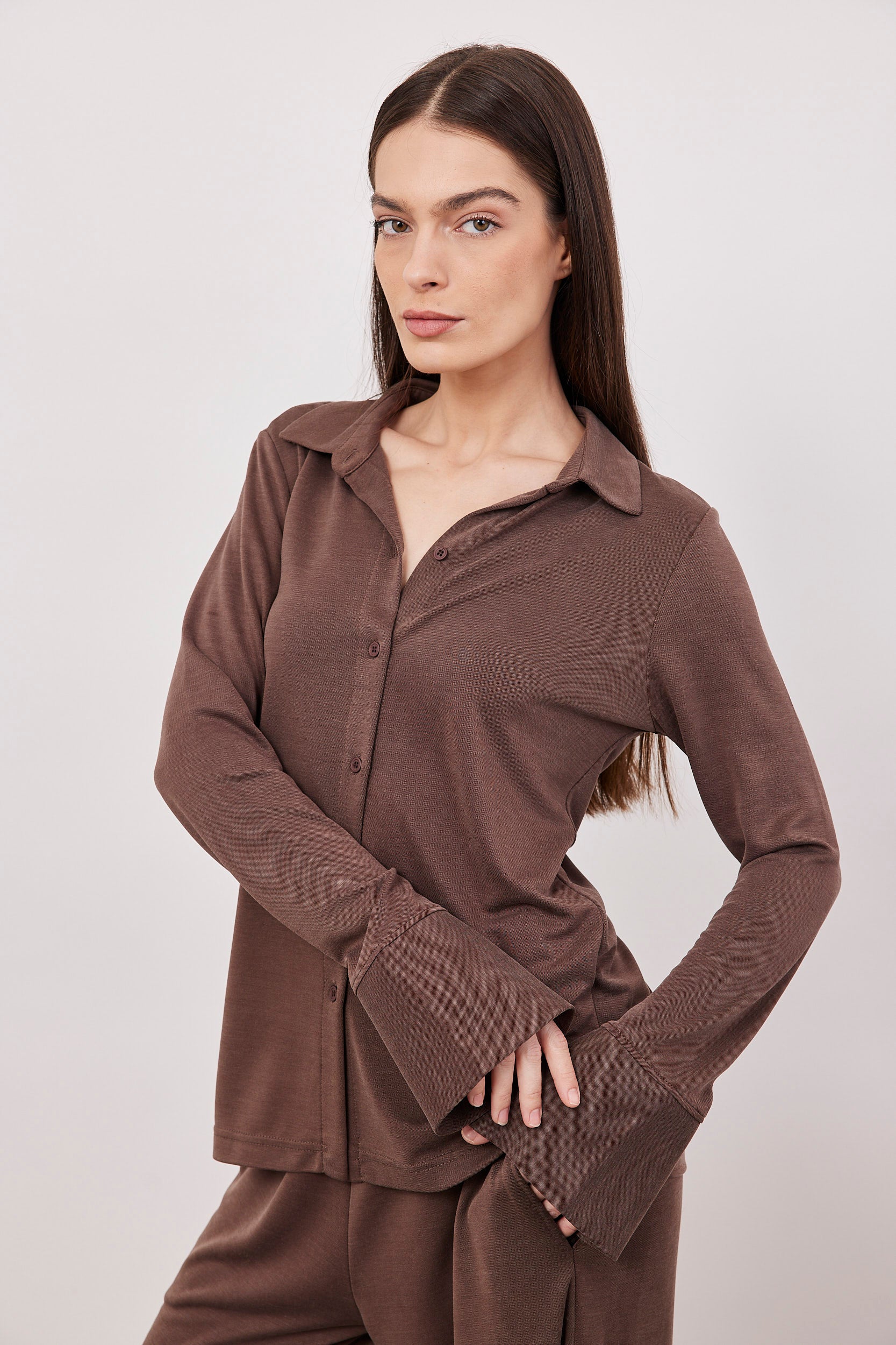 חולצה מכופתרת מודל