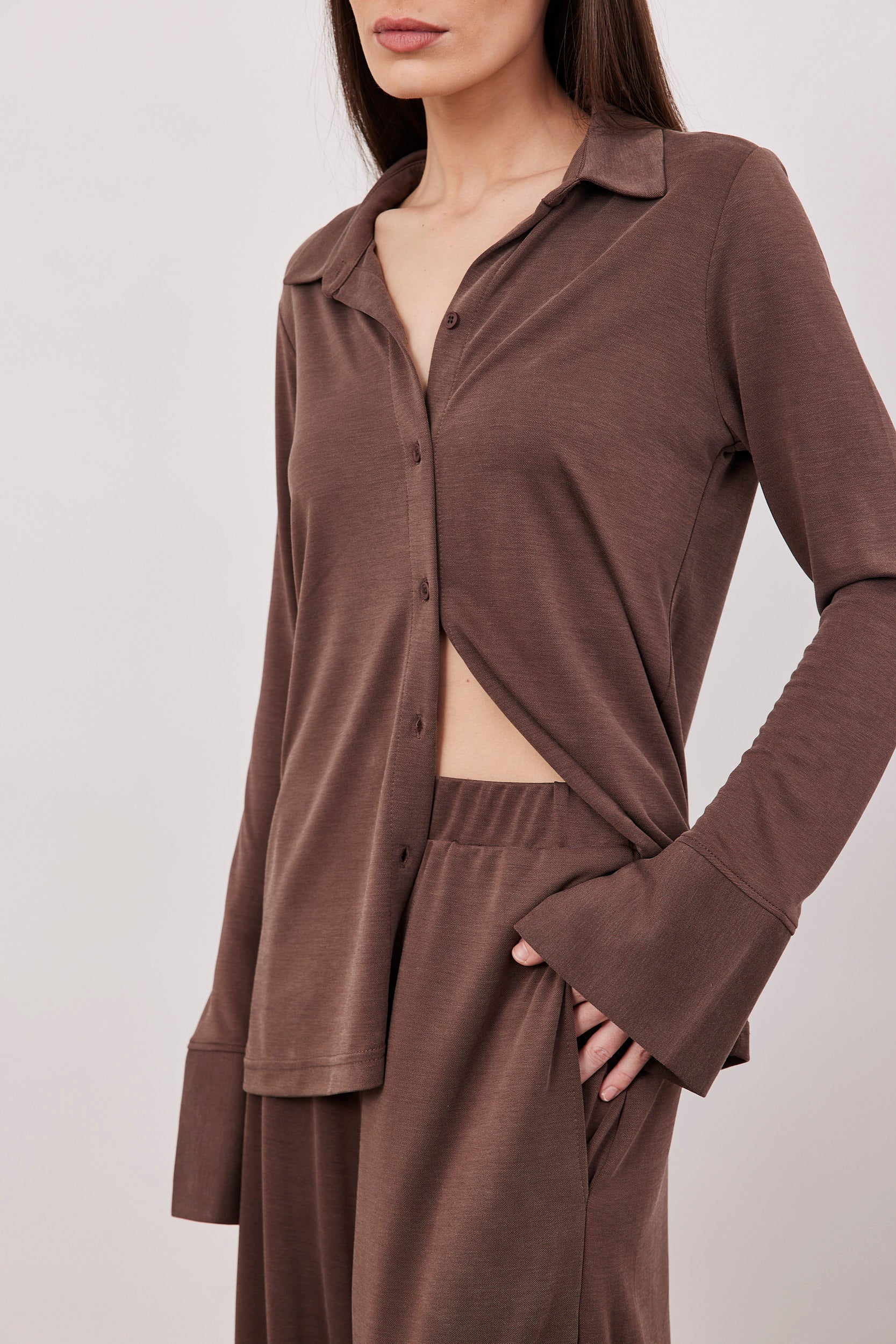 חולצה מכופתרת מודל