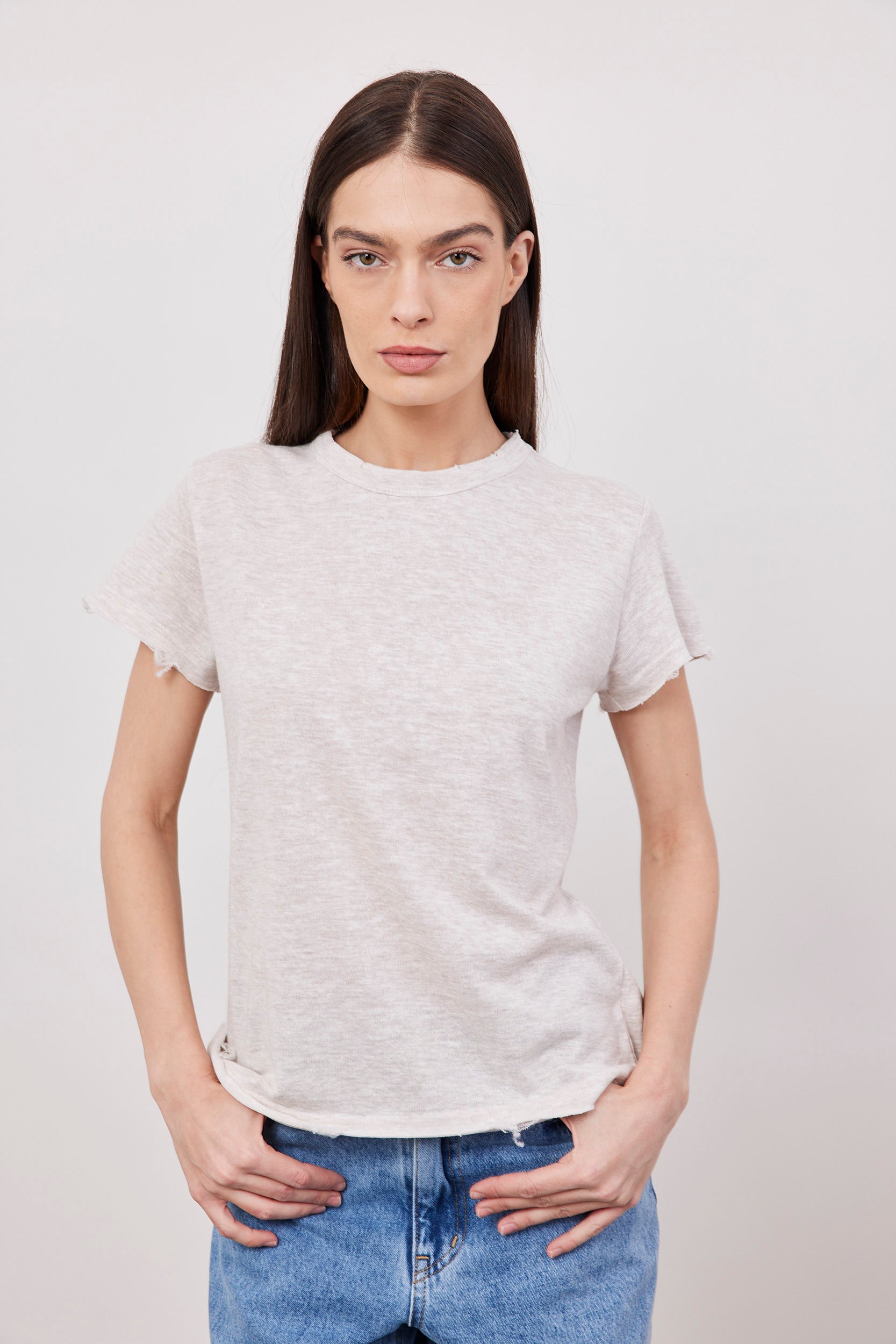 טי-שרט במראה פשתן בשילוב קרעים