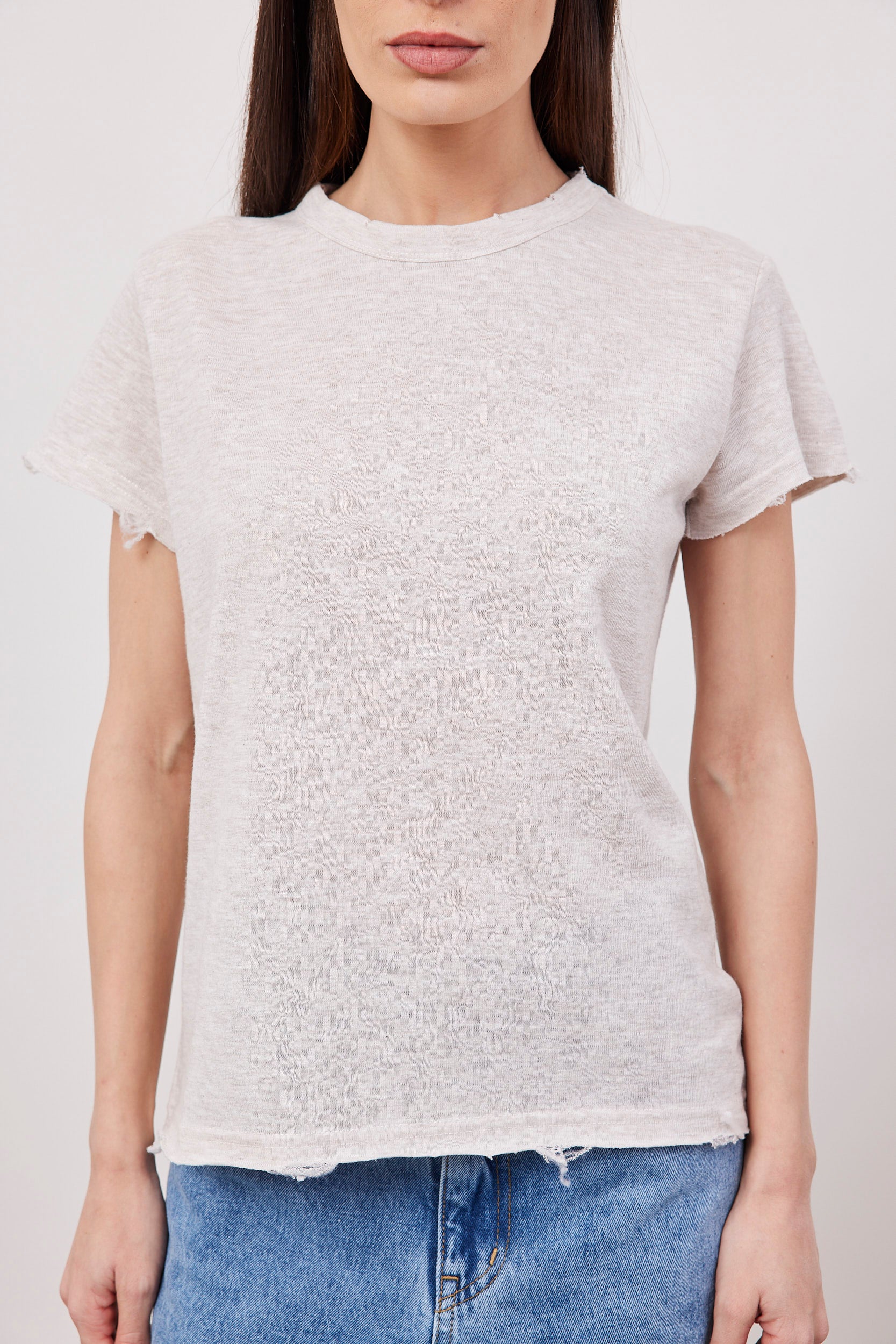 טי-שרט במראה פשתן בשילוב קרעים