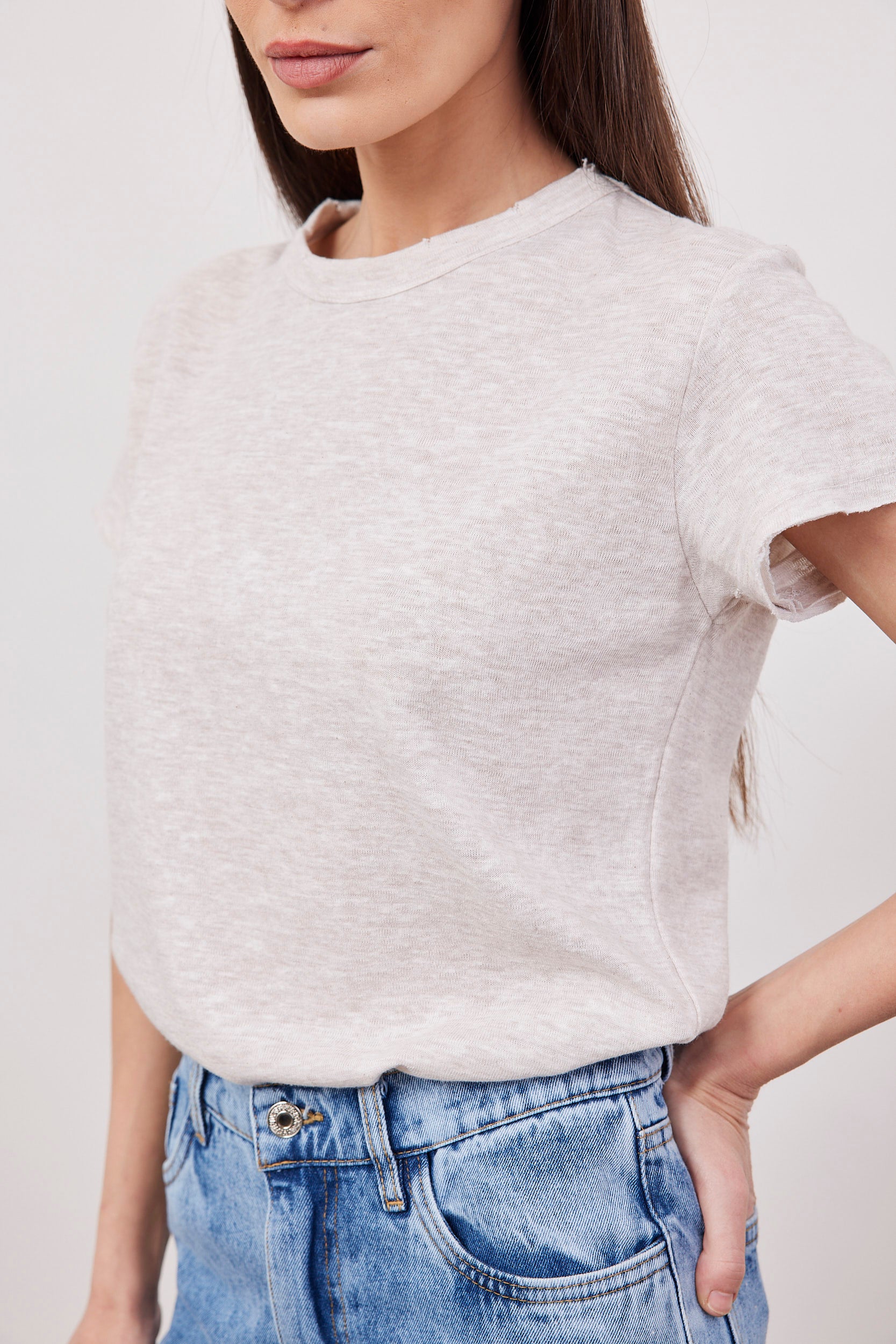 טי-שרט במראה פשתן בשילוב קרעים