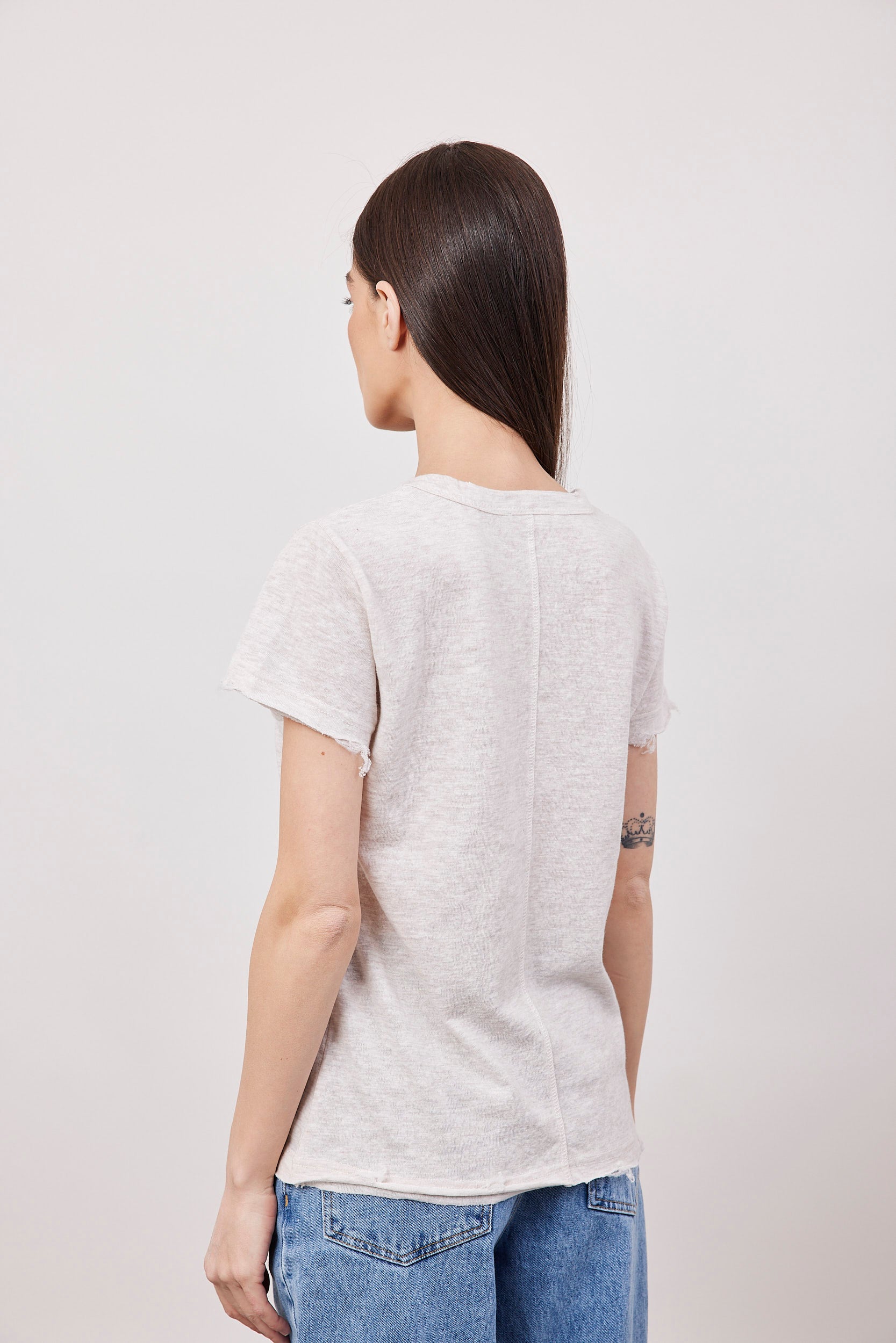 חולצת וי שקפקפה עם קרעים