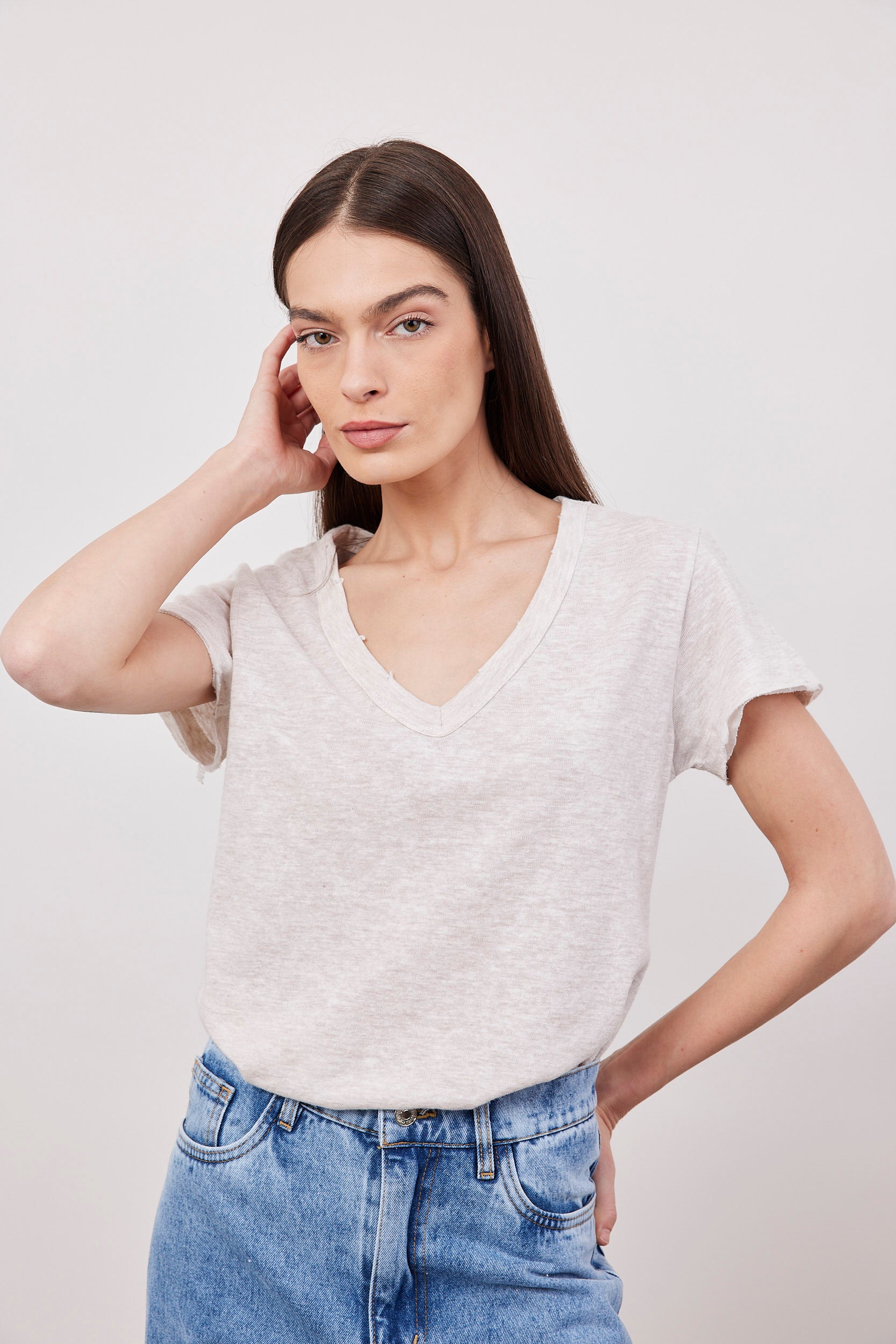 חולצת וי שקפקפה עם קרעים