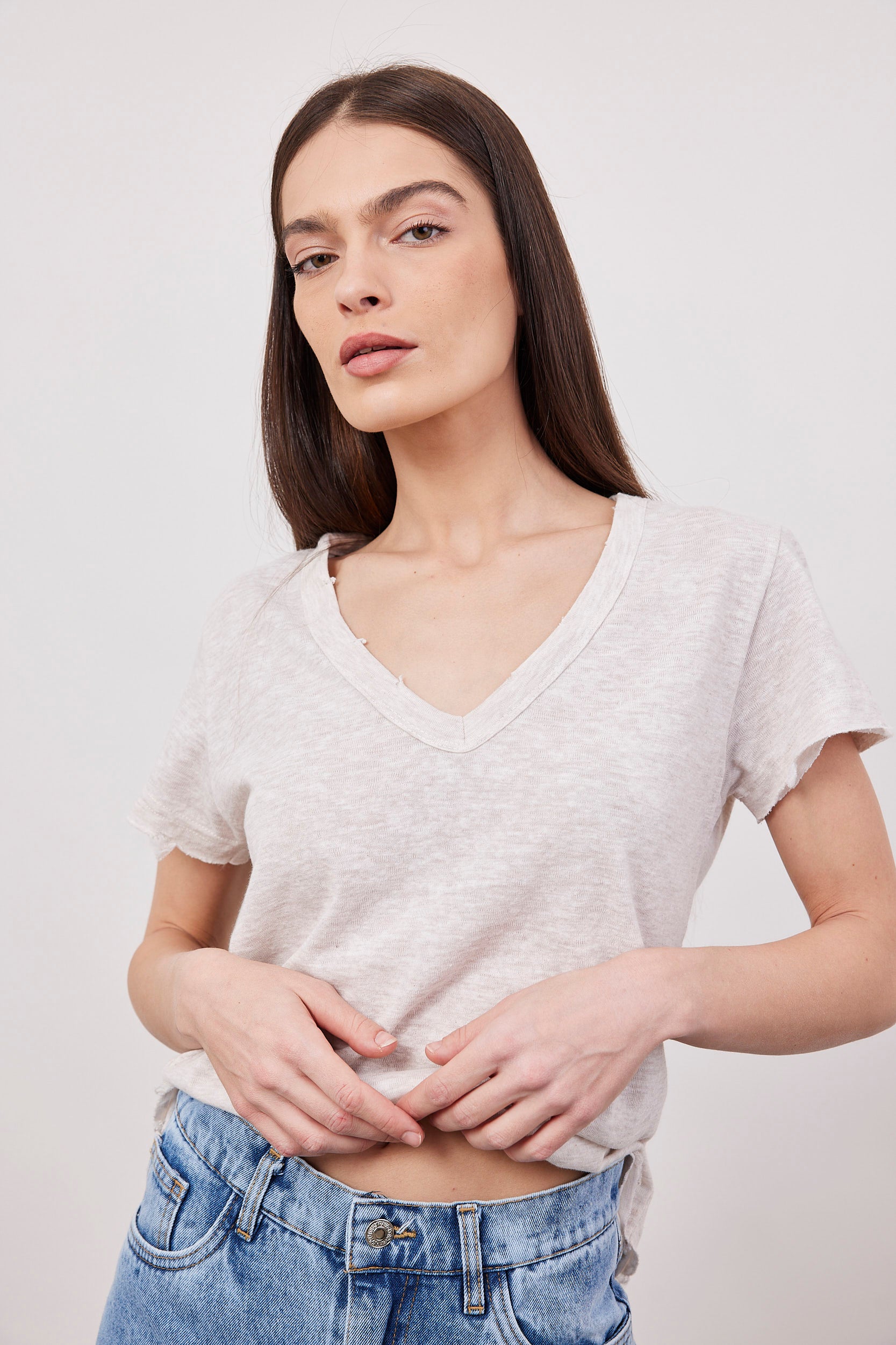 חולצת וי שקפקפה עם קרעים