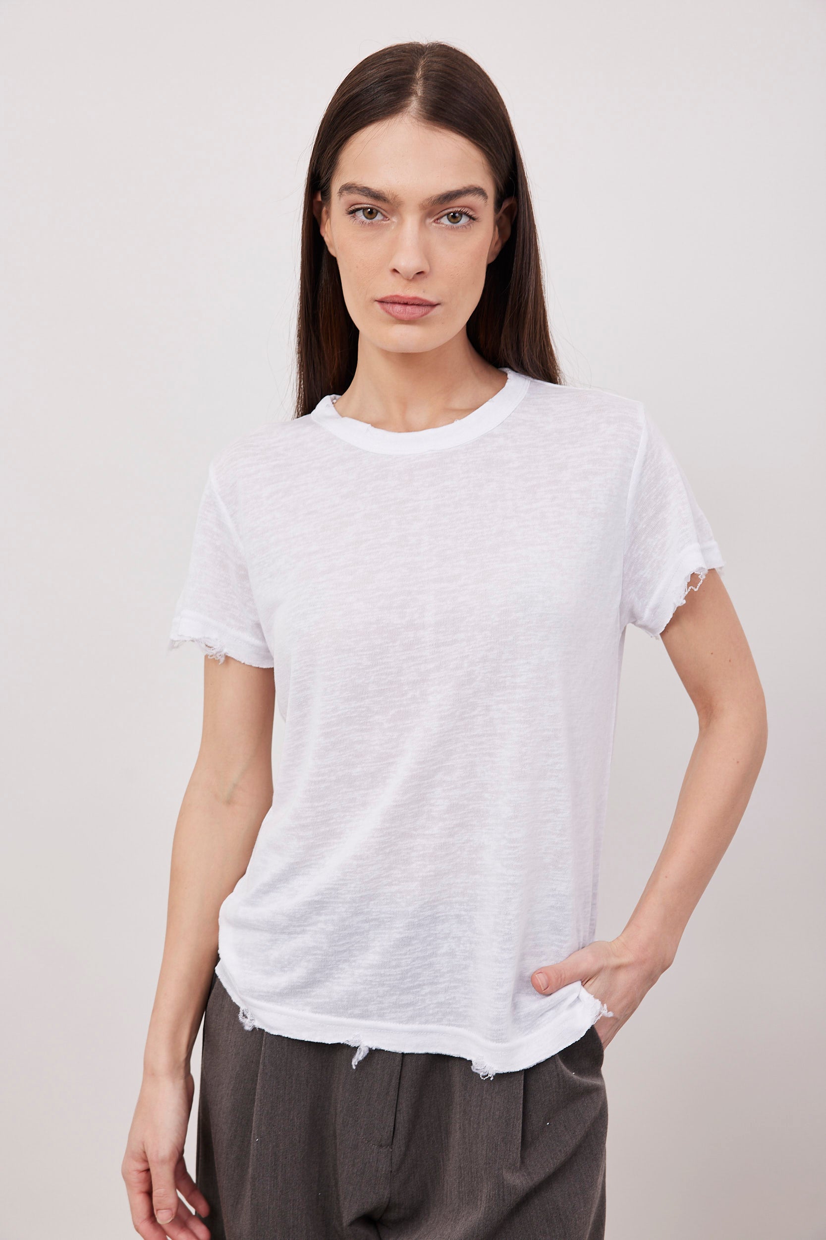 טי-שרט במראה פשתן בשילוב קרעים