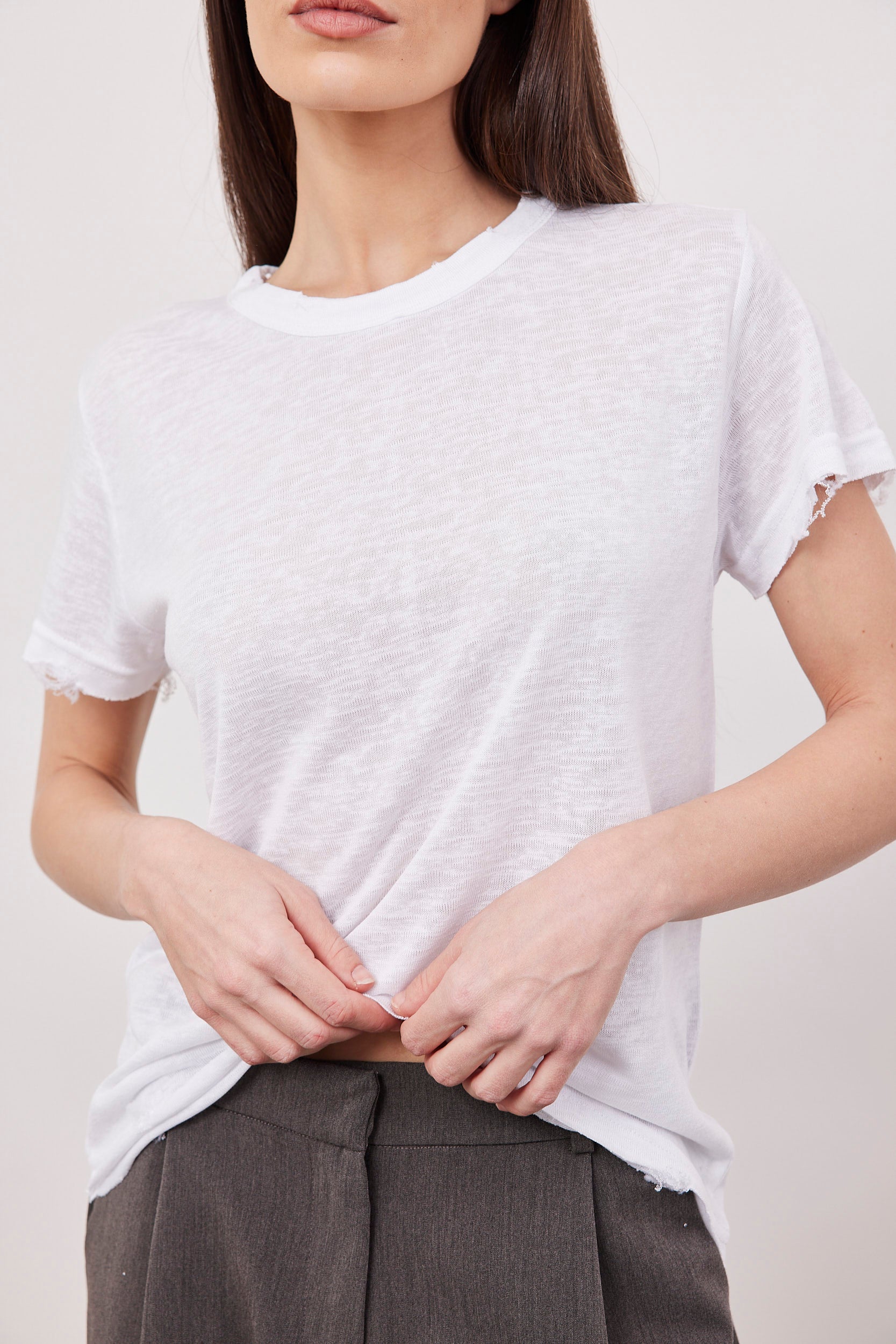 טי-שרט במראה פשתן בשילוב קרעים