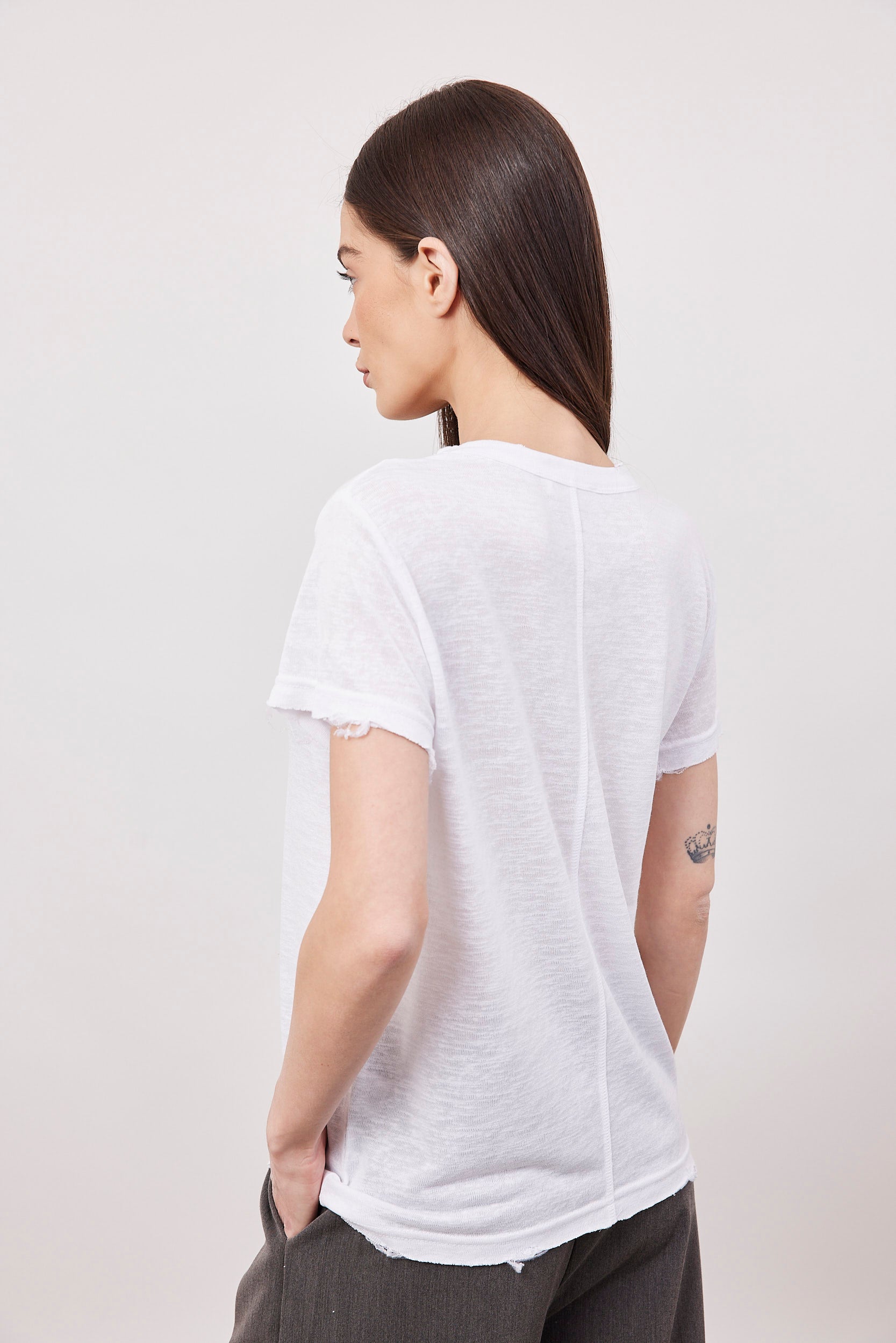 טי-שרט במראה פשתן בשילוב קרעים