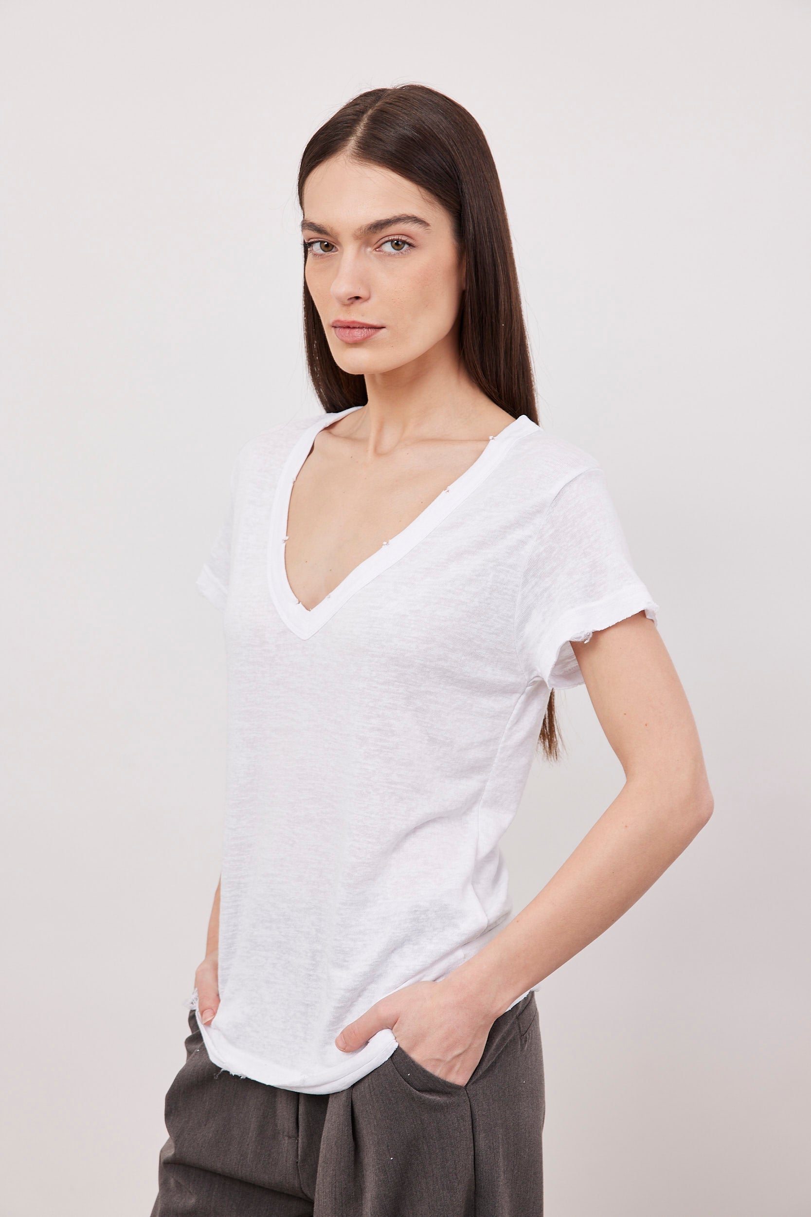 חולצת וי שקפקפה עם קרעים