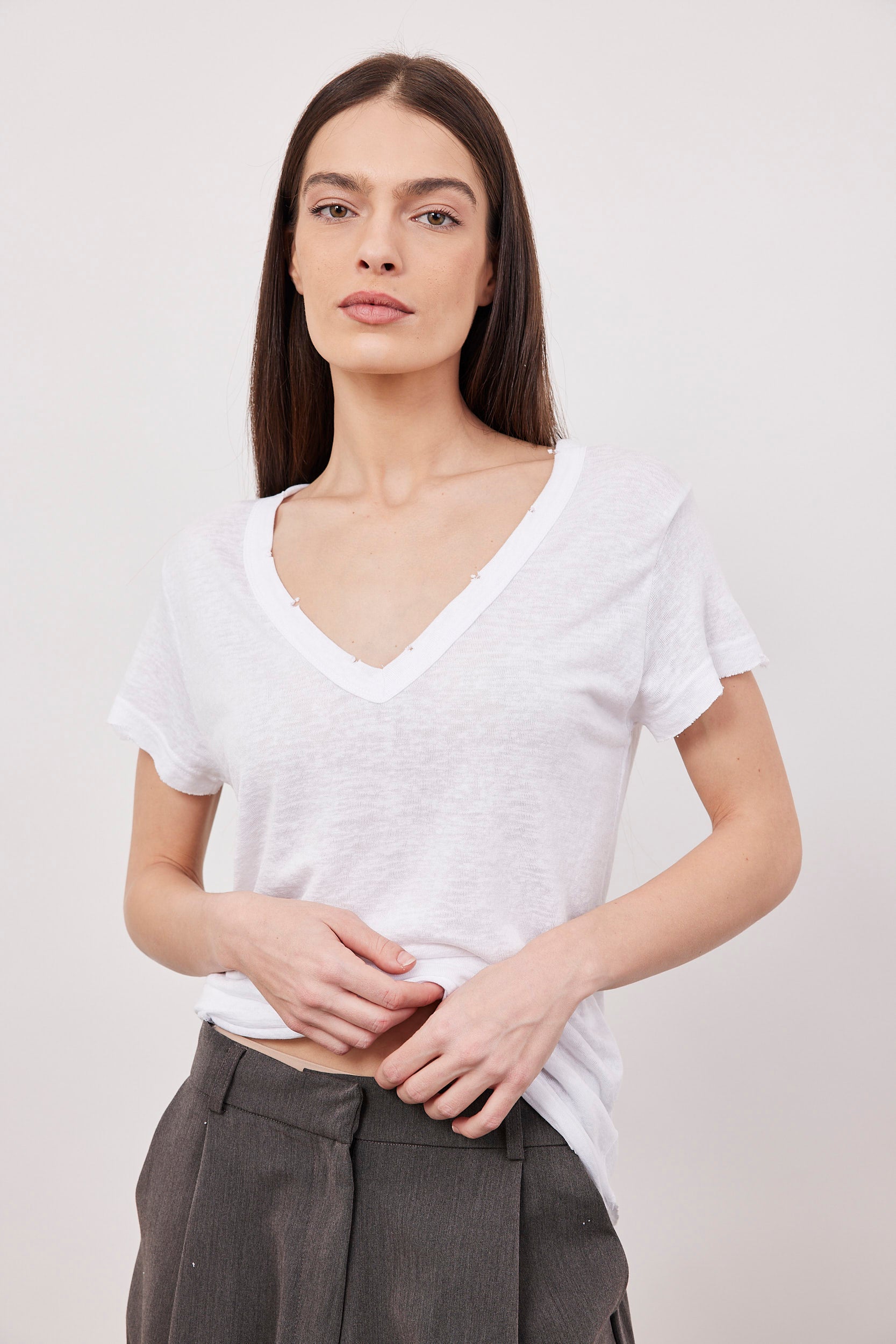 חולצת וי שקפקפה עם קרעים