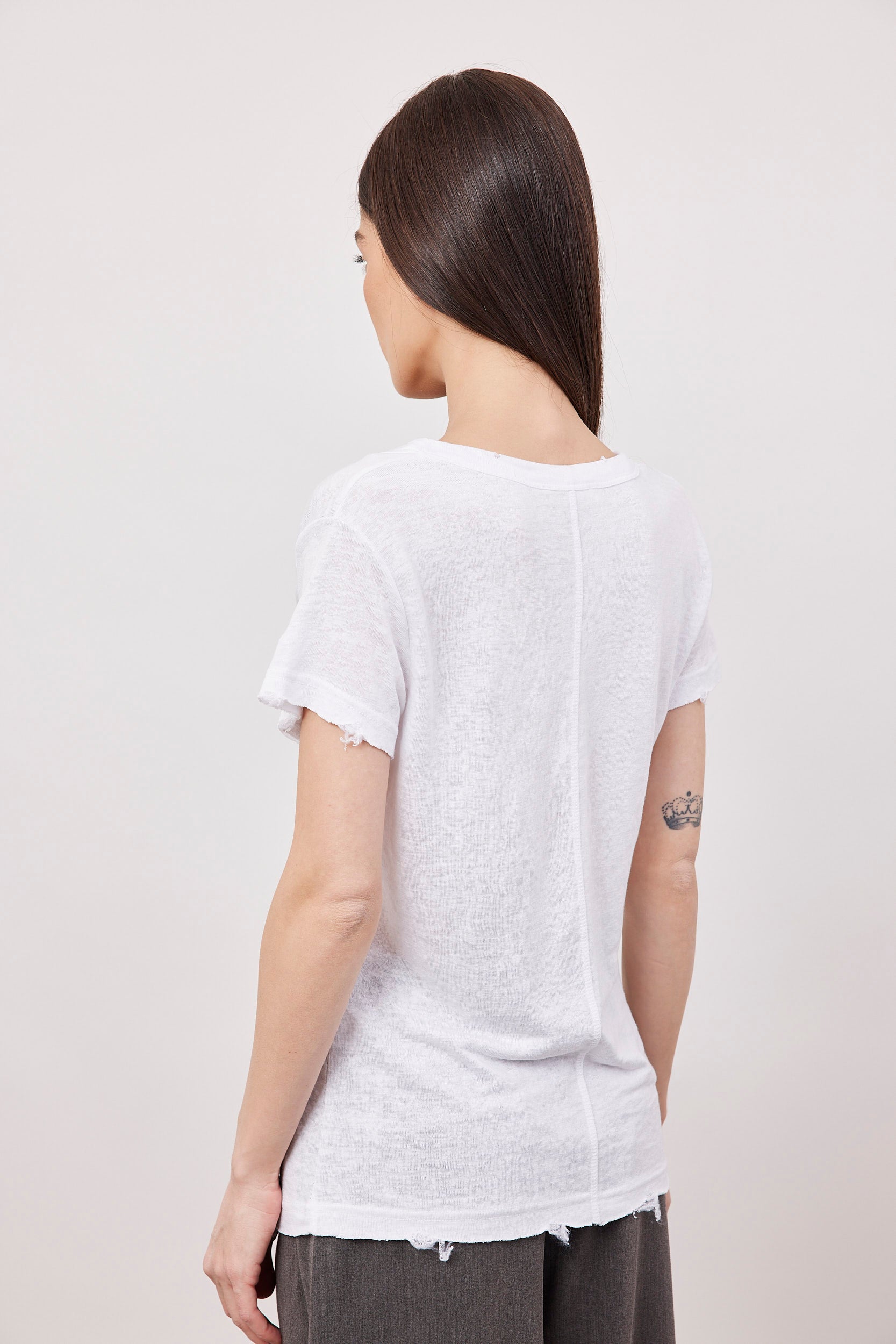 חולצת וי שקפקפה עם קרעים