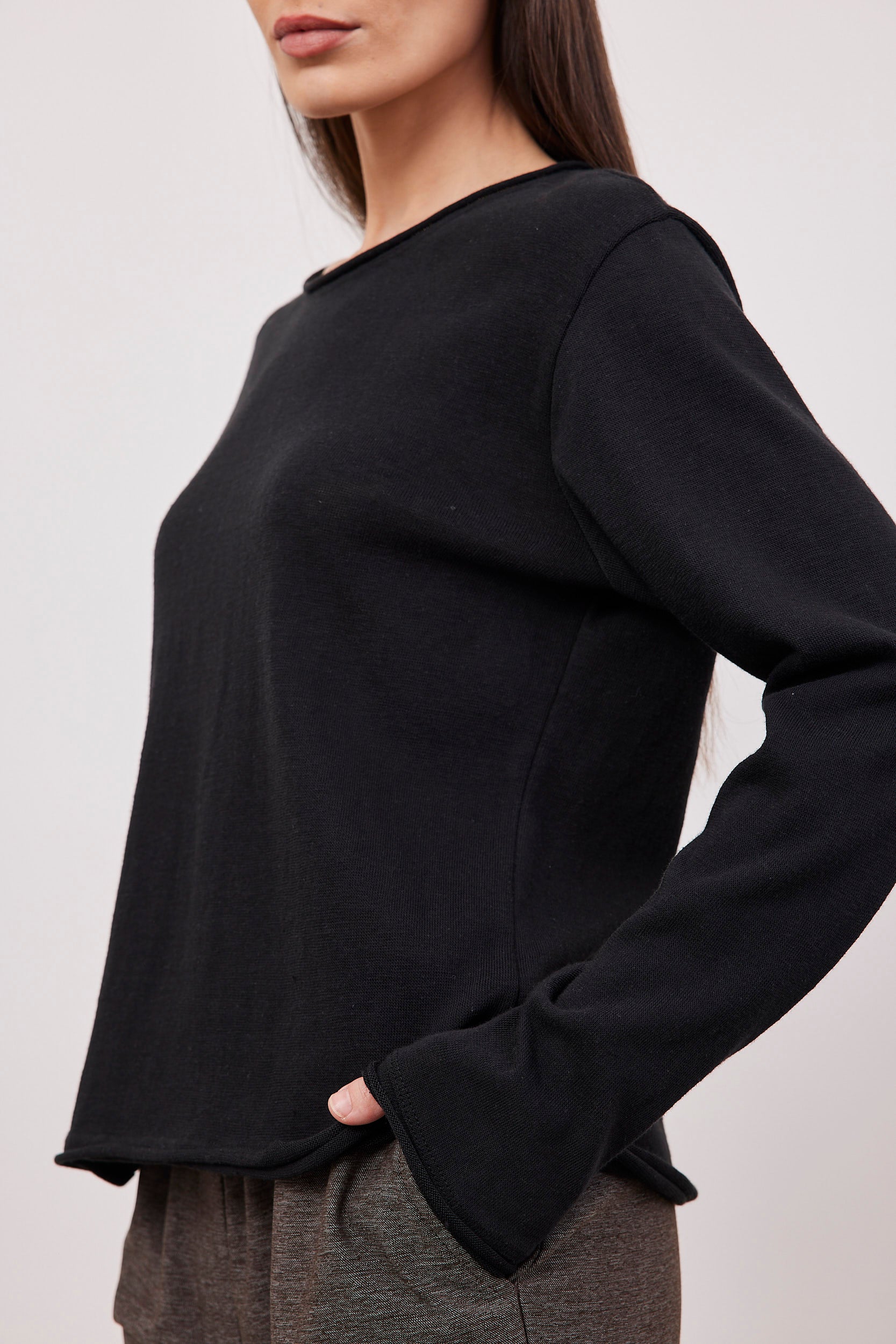 חולצה בטקסטורה סיומת גזורה