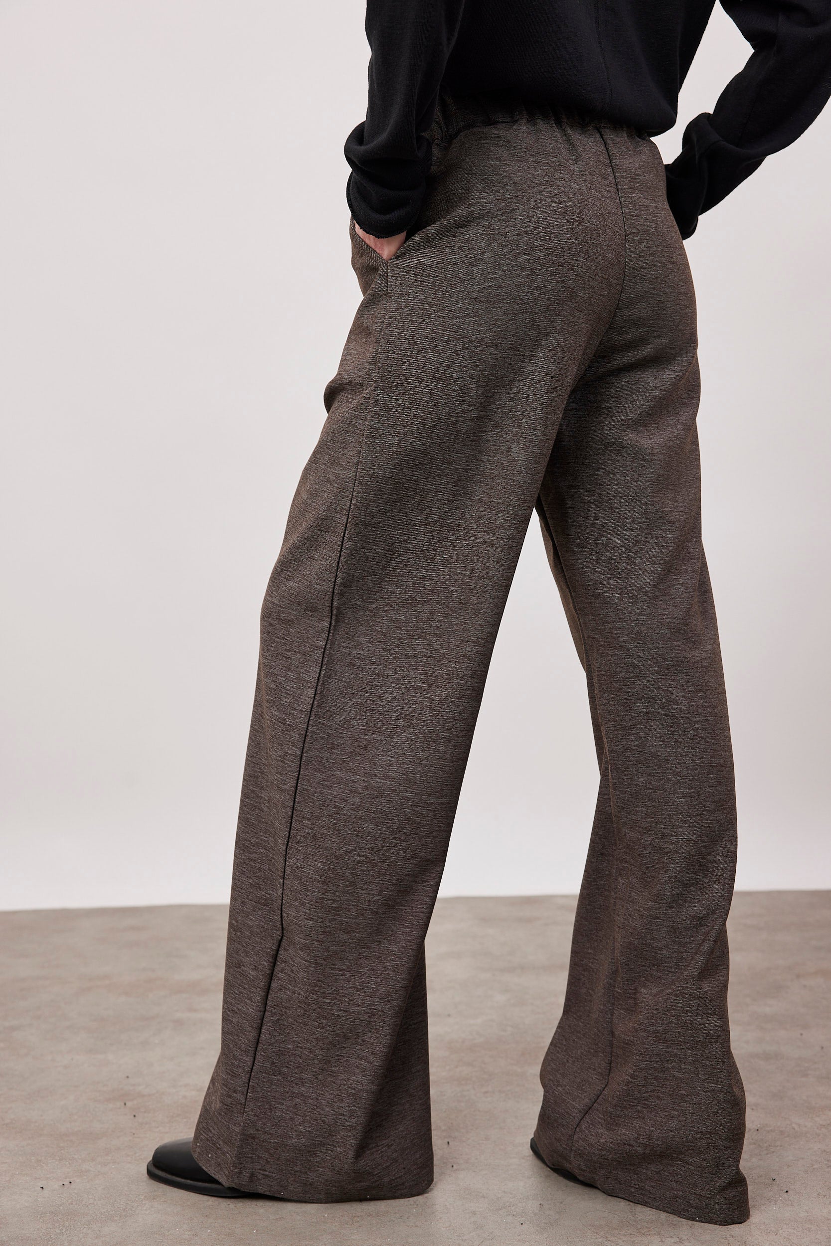 מכנסיים עם גומי במראה מחוייט