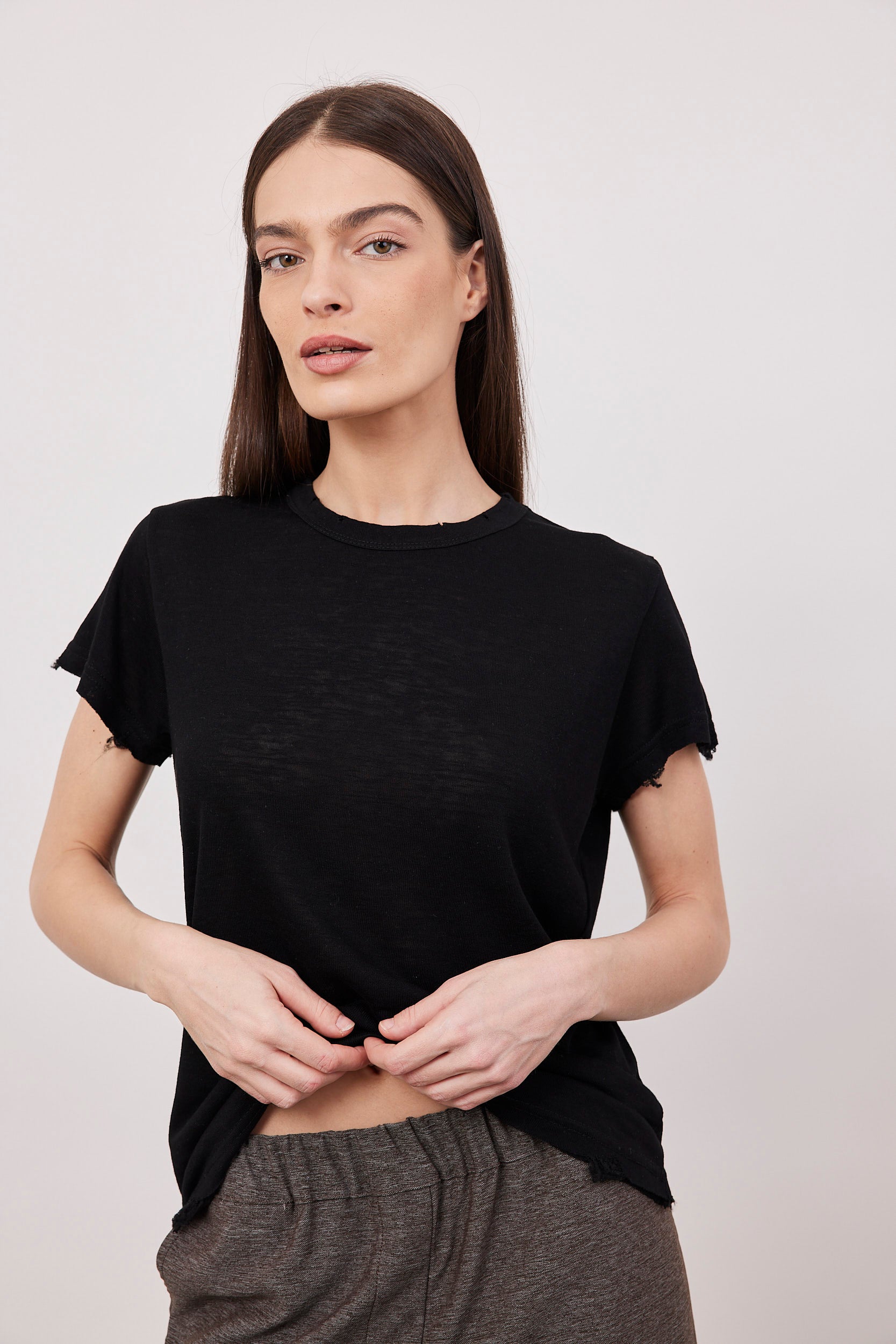 טי-שרט במראה פשתן בשילוב קרעים