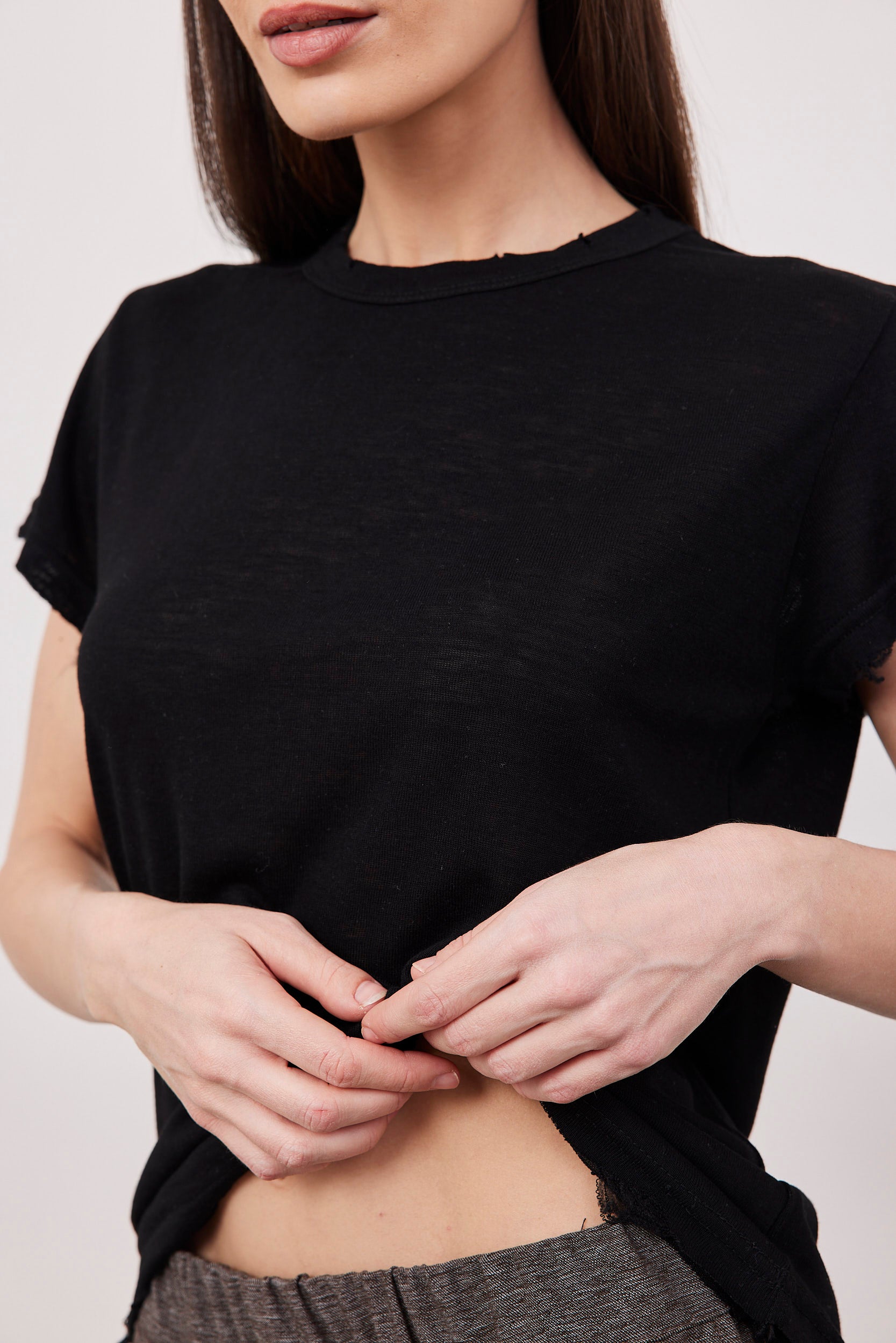 טי-שרט במראה פשתן בשילוב קרעים