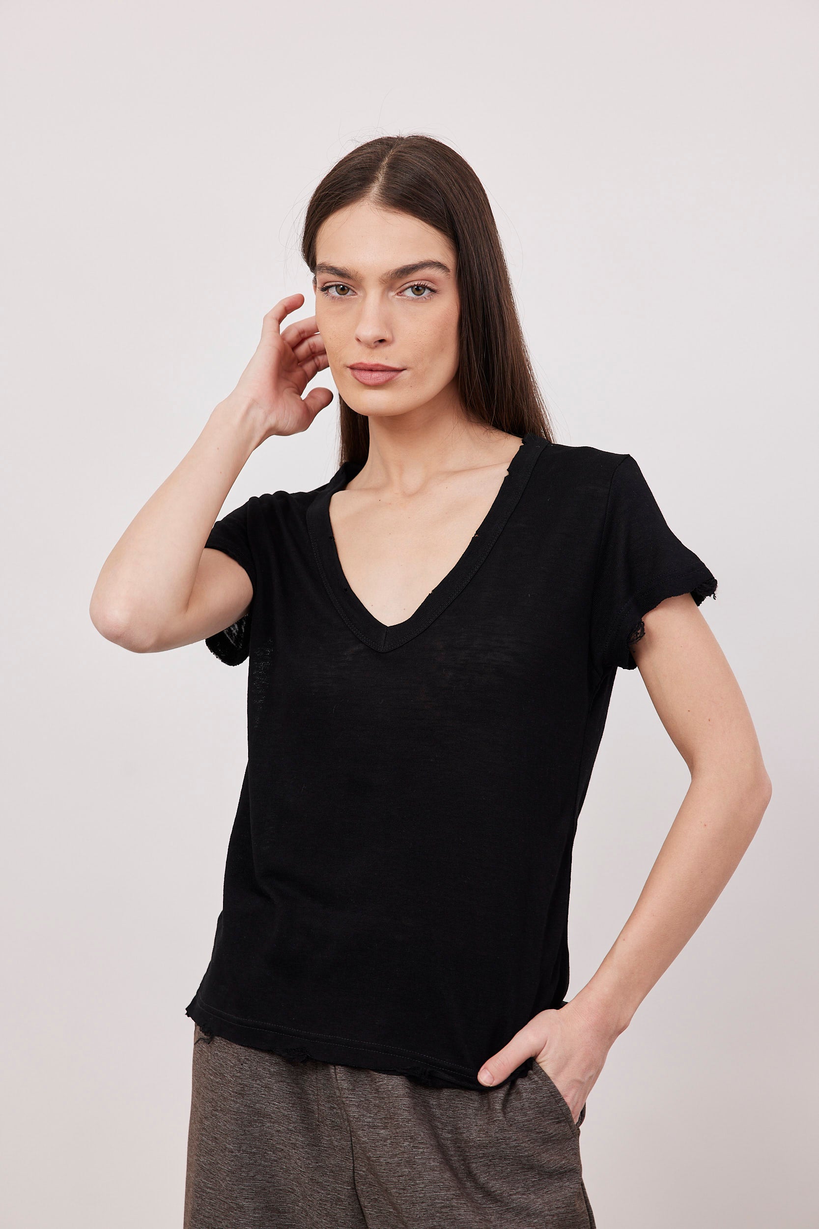 חולצת וי שקפקפה עם קרעים