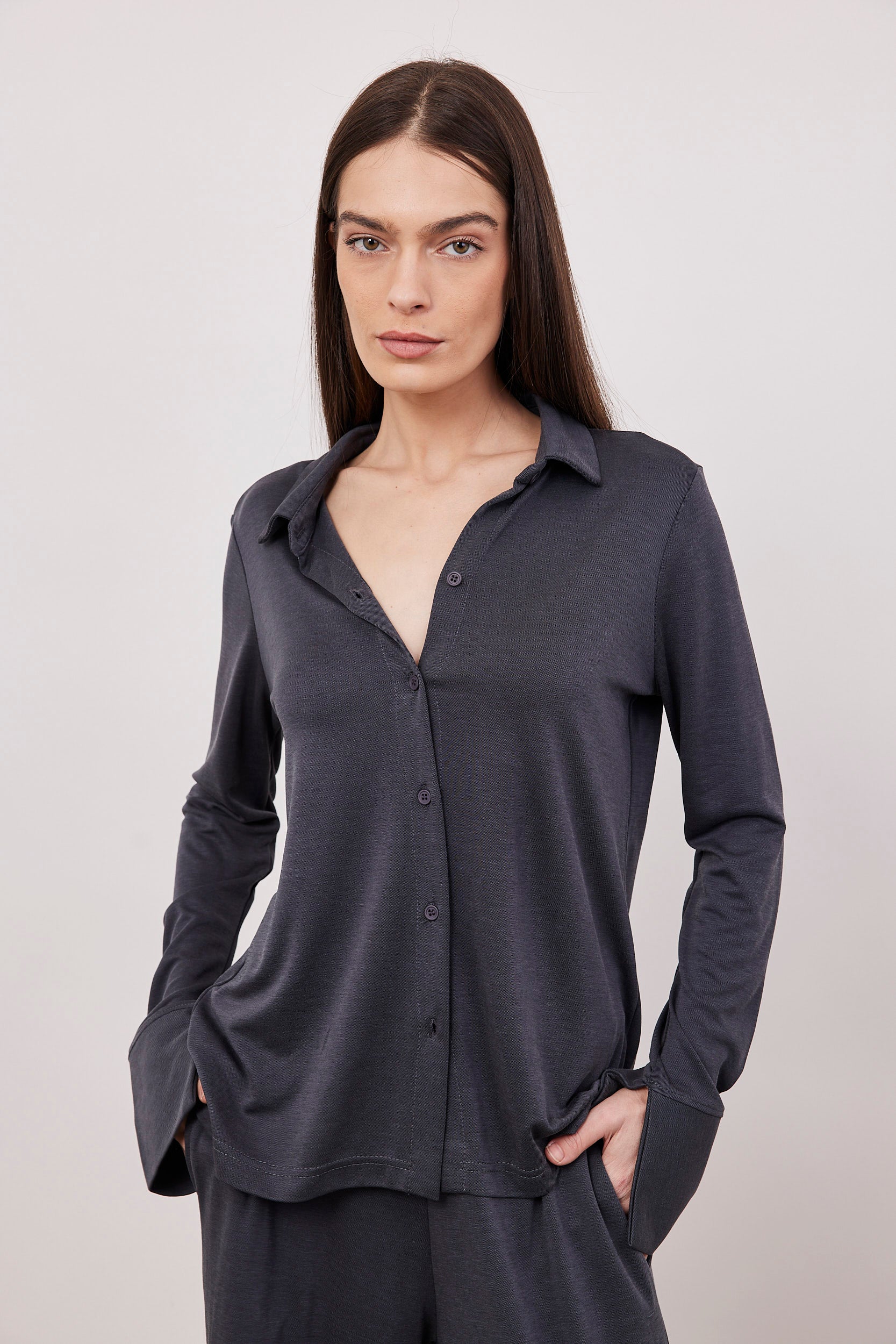 חולצה מכופתרת מודל