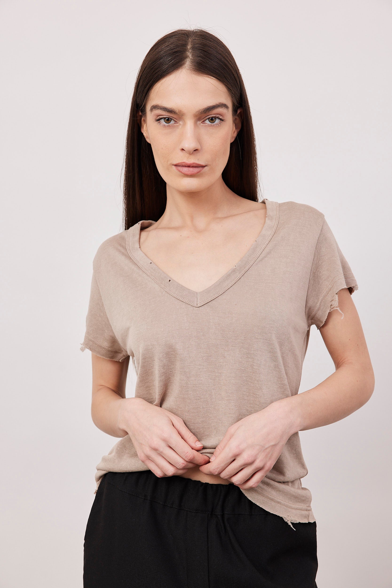 חולצת וי שקפקפה עם קרעים