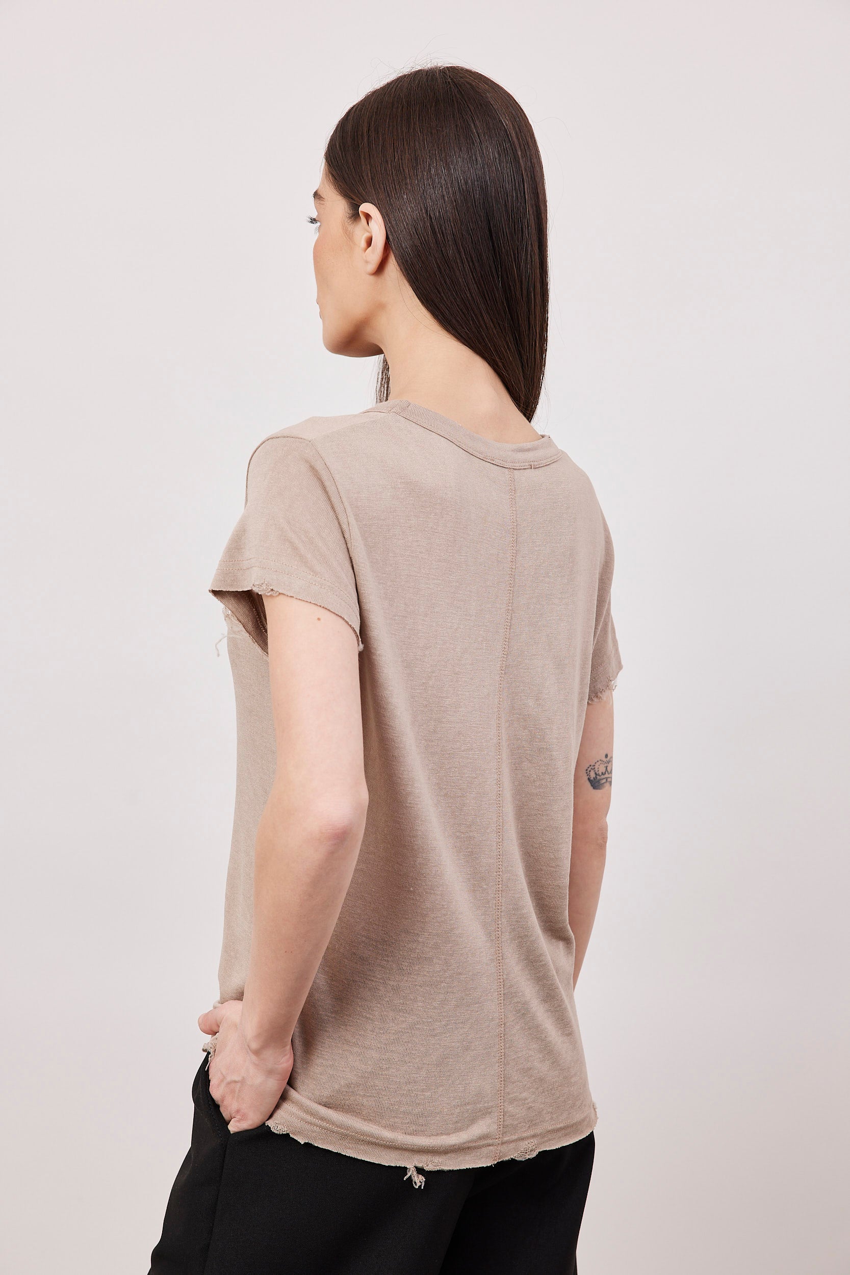 חולצת וי שקפקפה עם קרעים