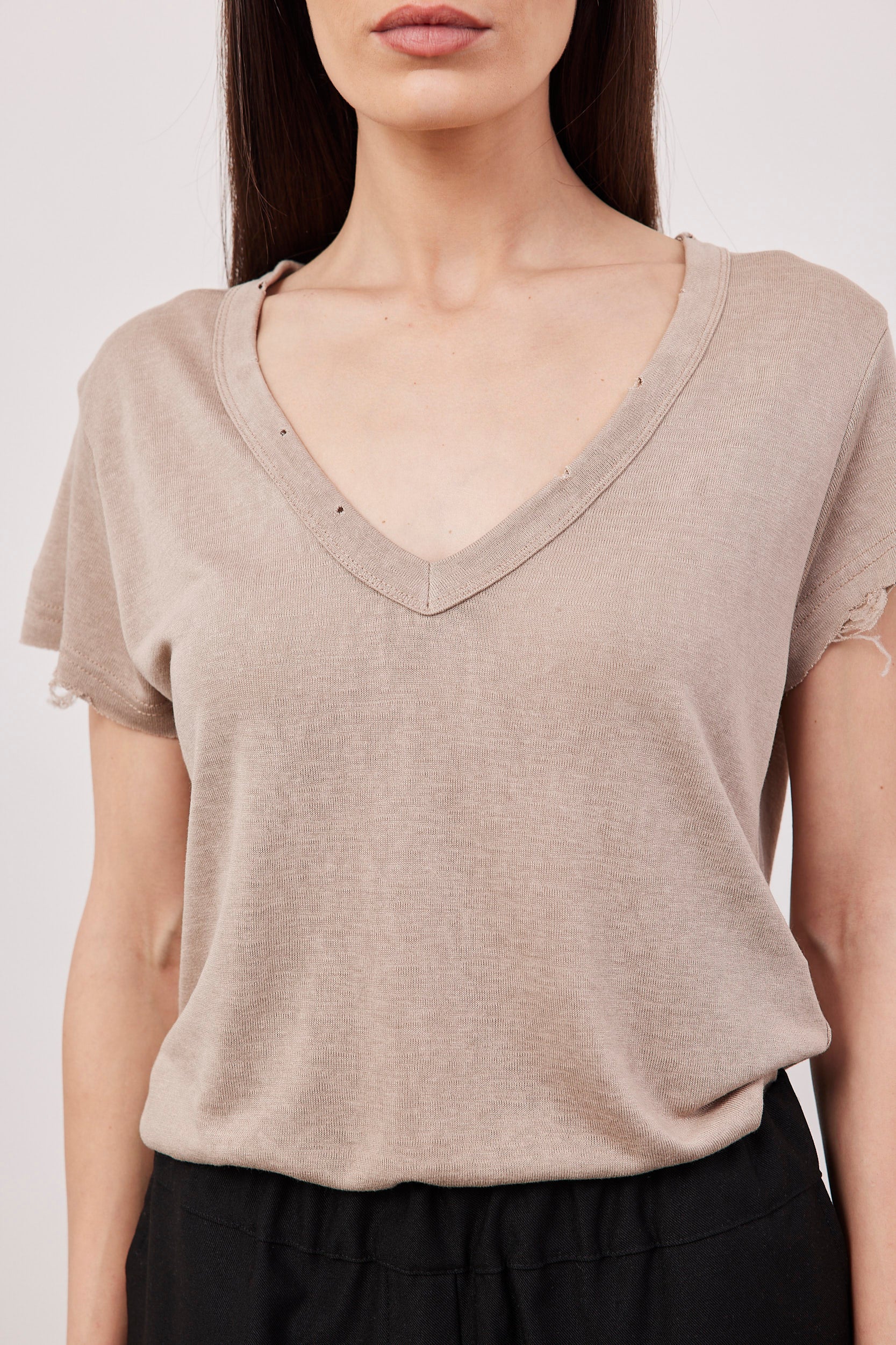 חולצת וי שקפקפה עם קרעים