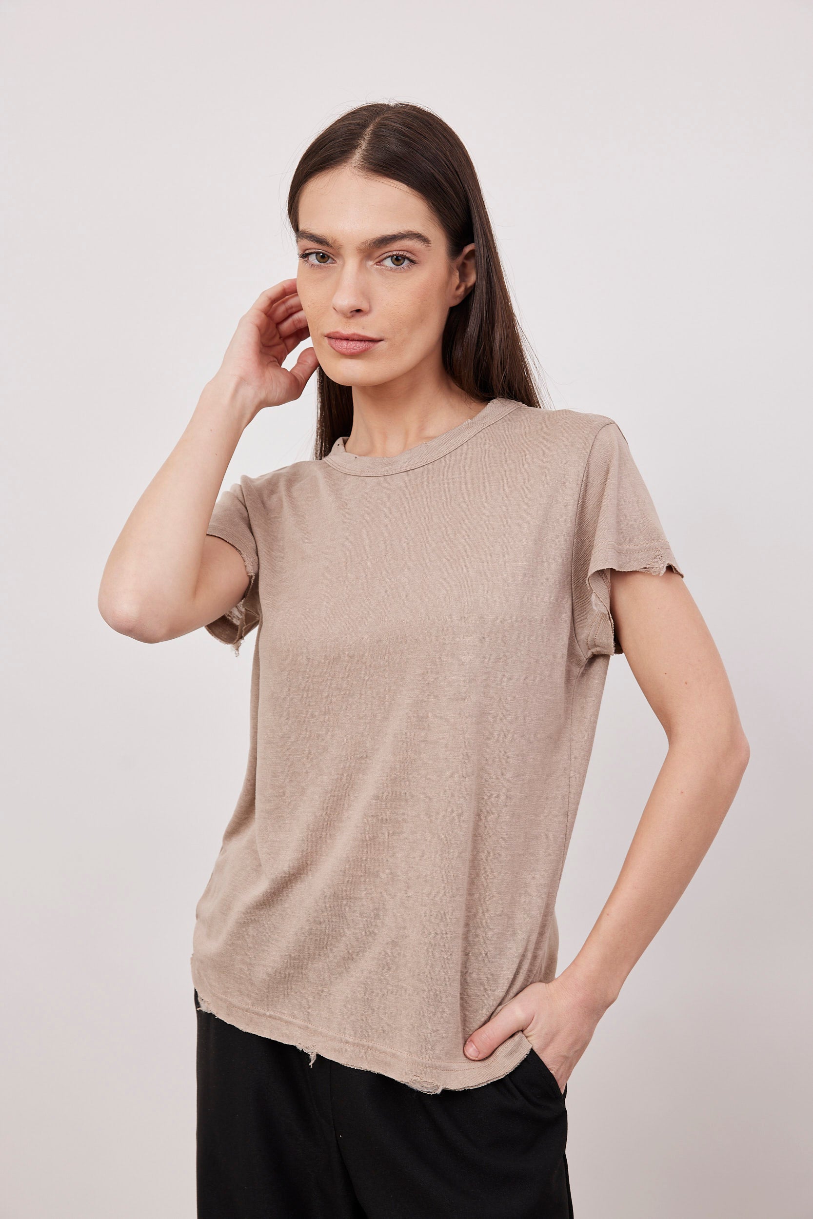 טי-שרט במראה פשתן בשילוב קרעים