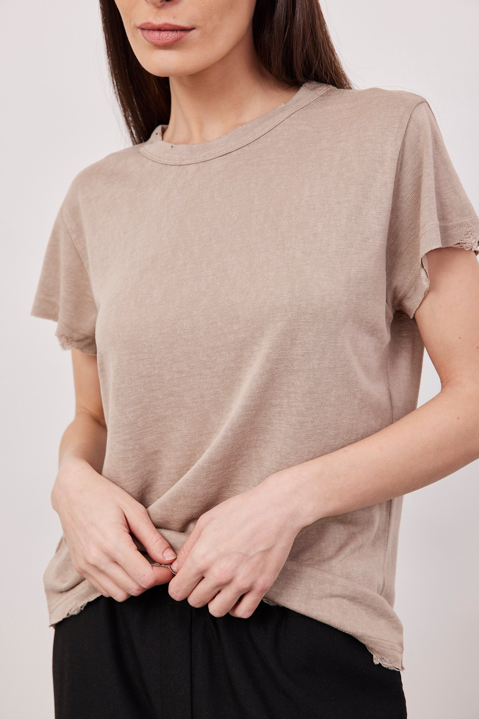 טי-שרט במראה פשתן בשילוב קרעים