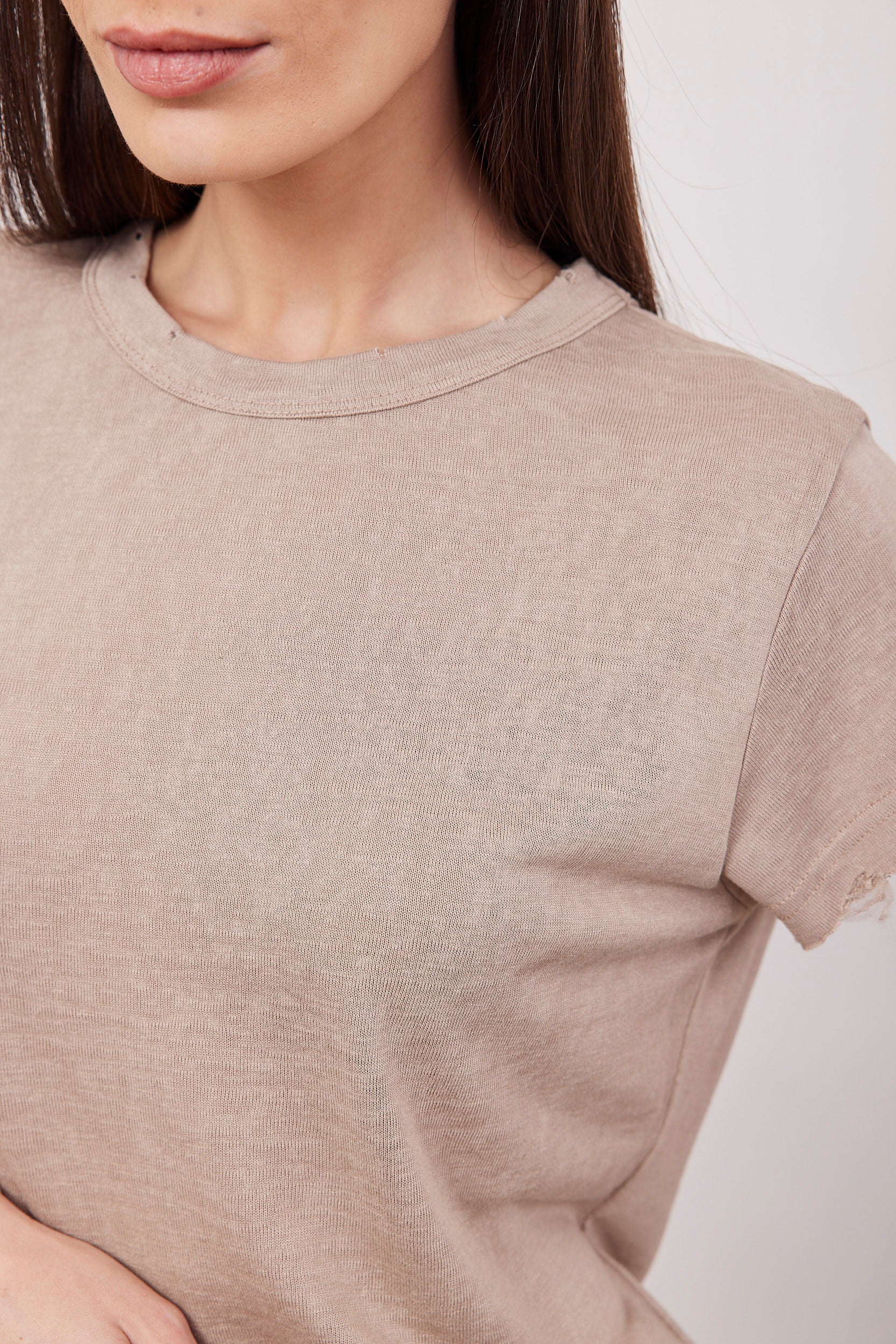 טי-שרט במראה פשתן בשילוב קרעים