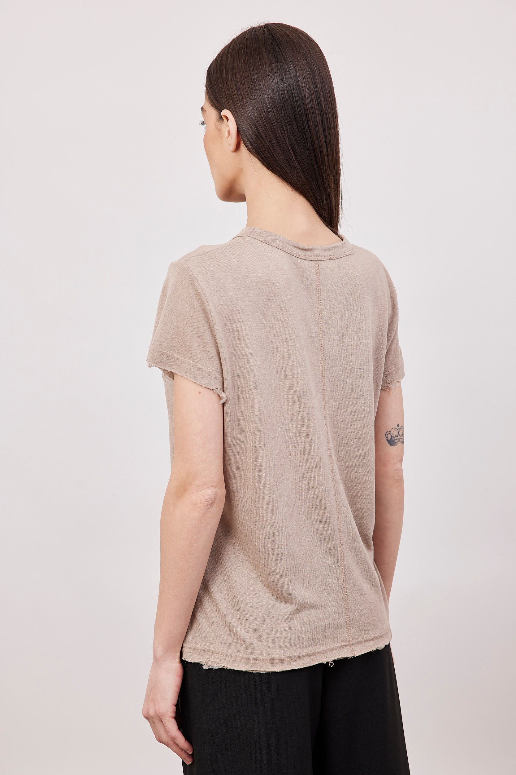 טי-שרט במראה פשתן בשילוב קרעים