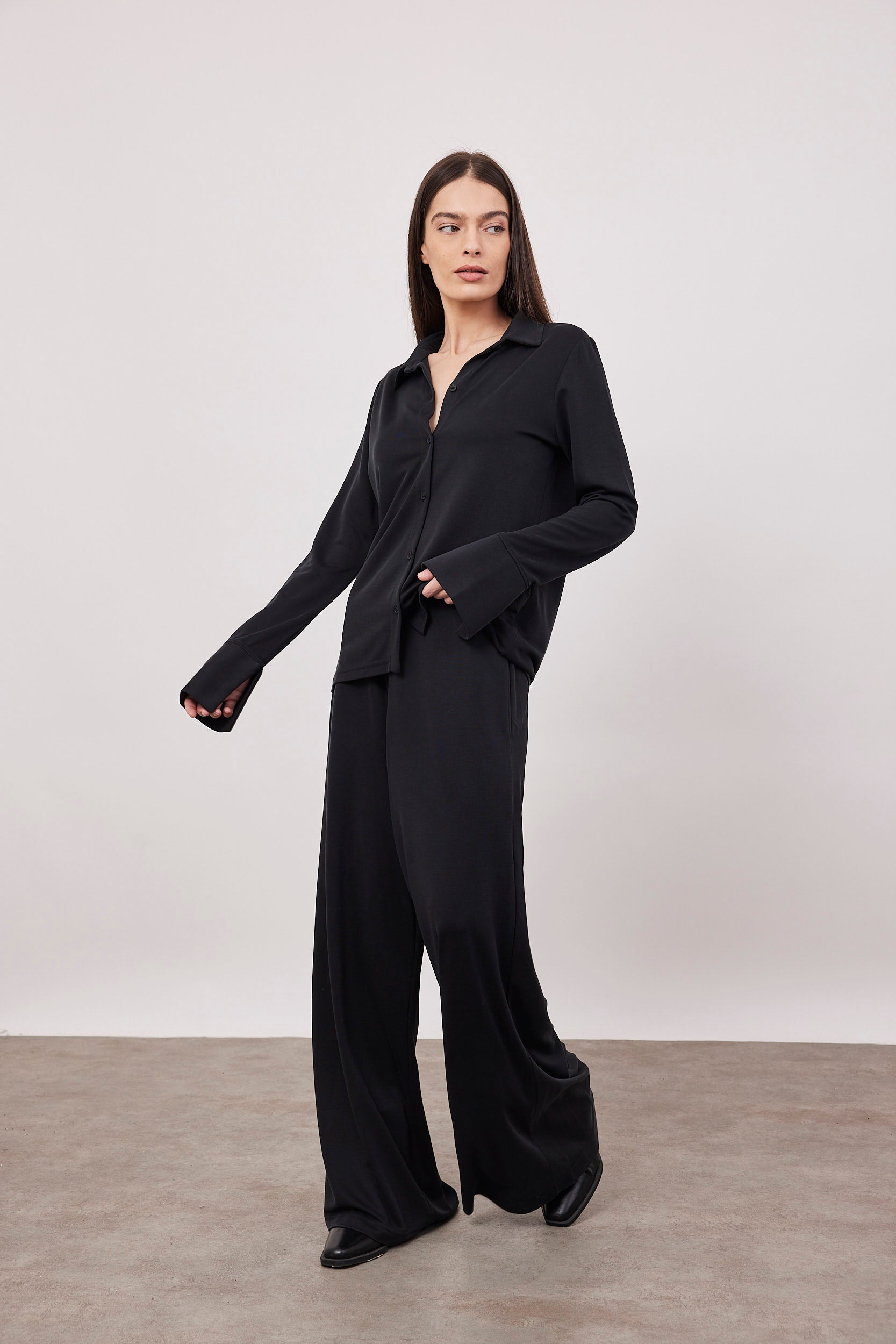 חולצה מכופתרת מודל