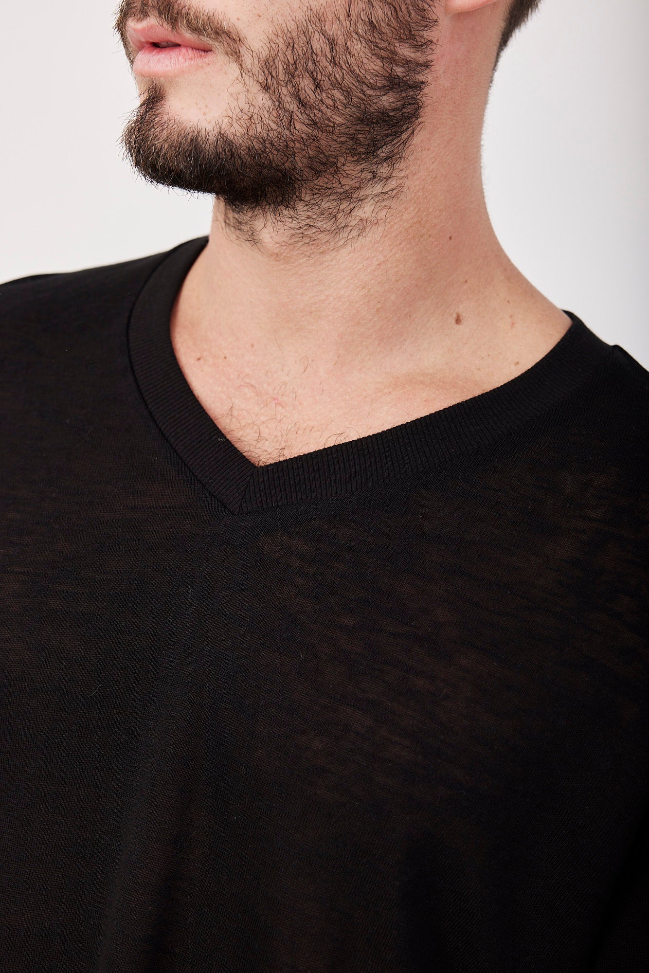 חולצת וי מודגש במראה פשתן - ITAY BRANDS