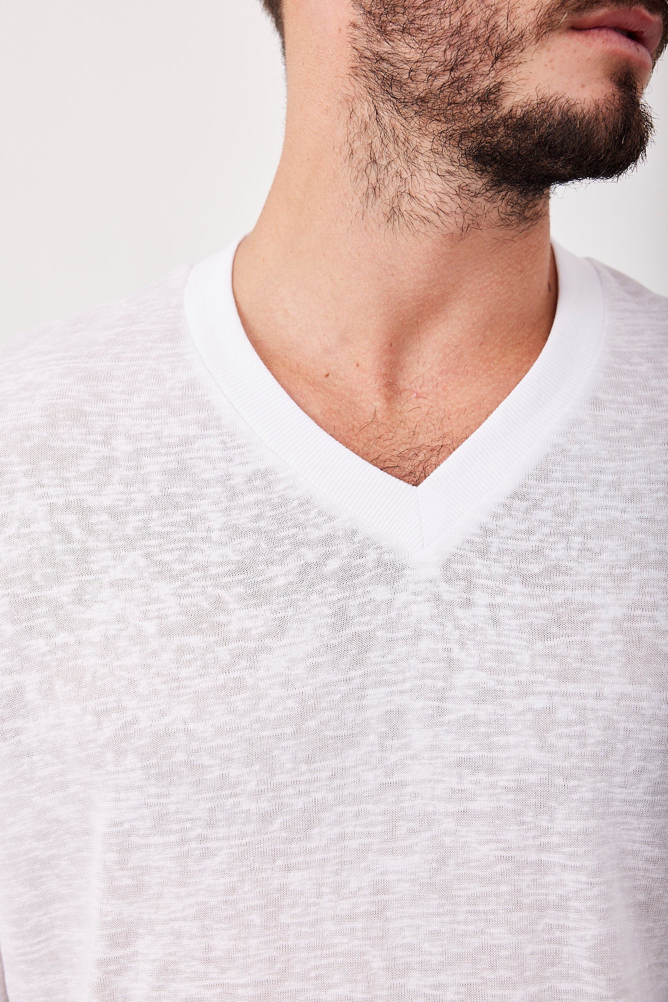 חולצת וי מודגש במראה פשתן - ITAY BRANDS