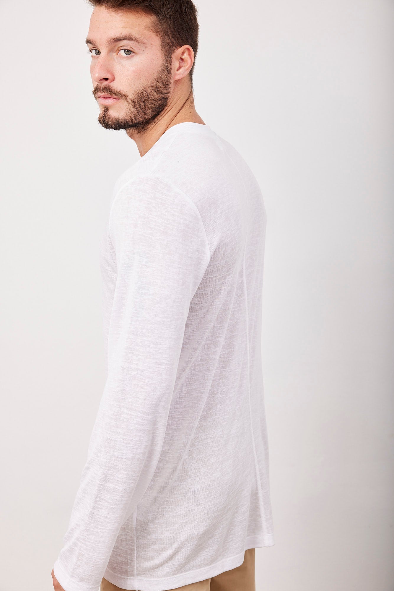 חולצת וי מודגש במראה פשתן - ITAY BRANDS