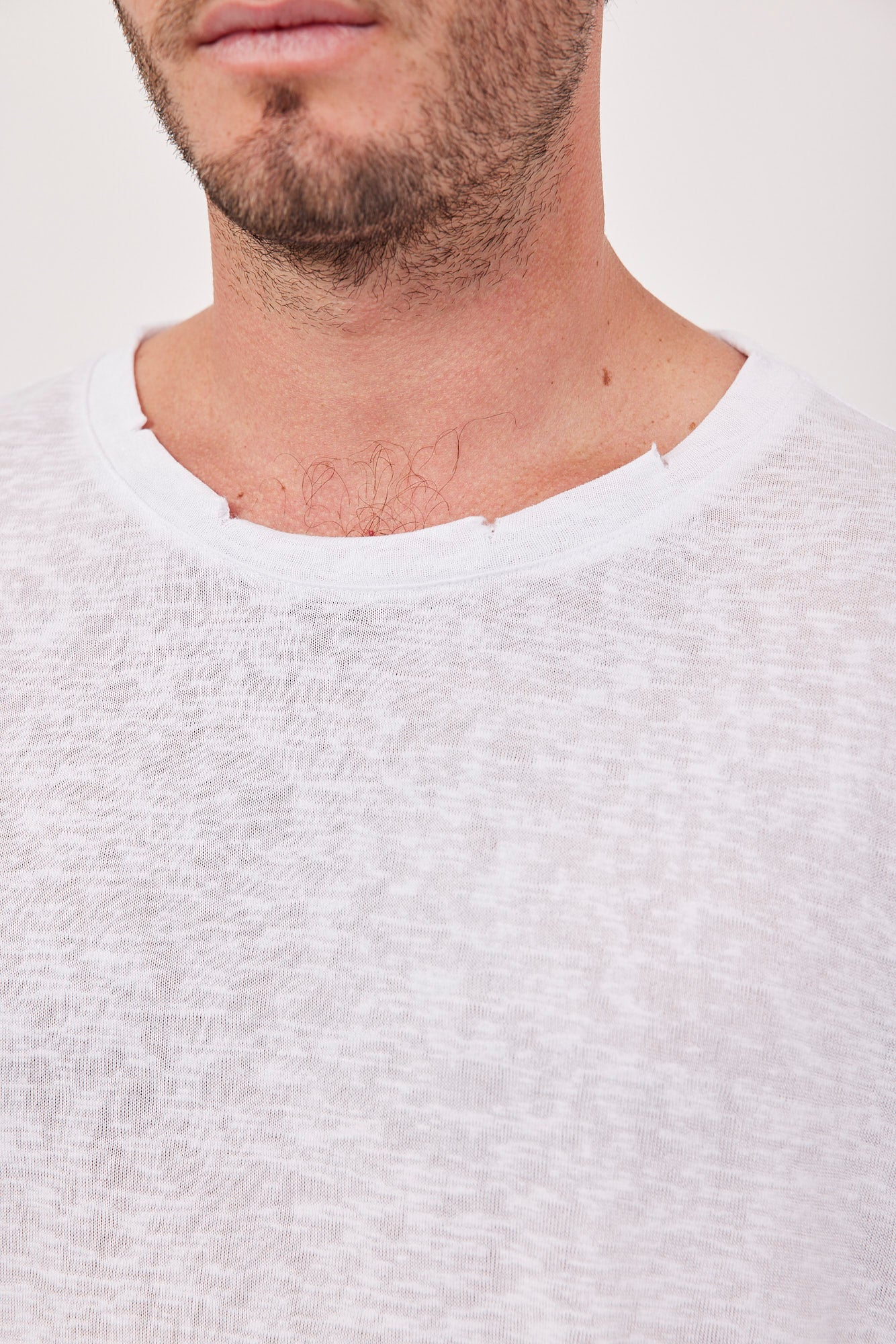 טי-שרט קרעים במראה פשתן