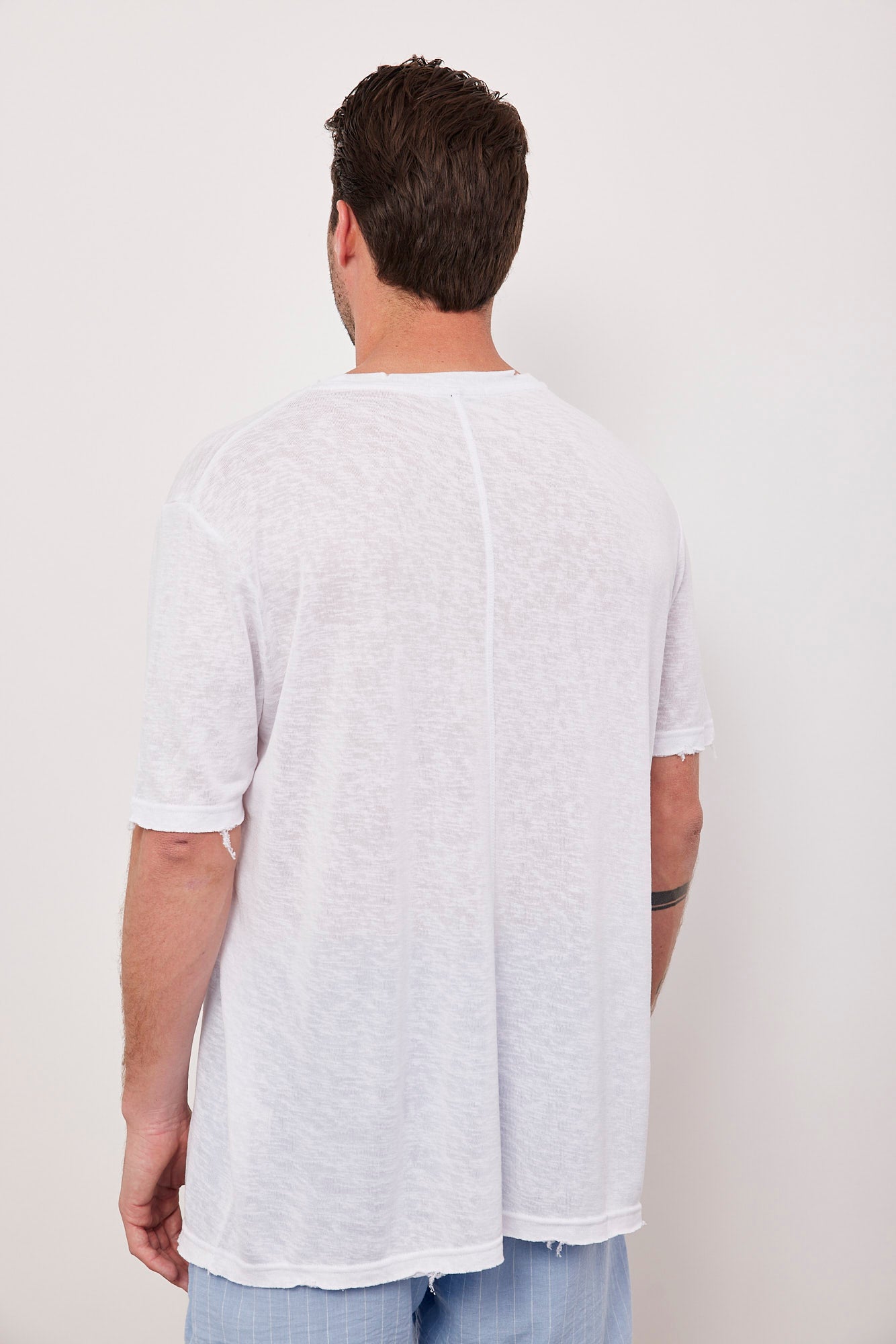 טי-שרט קרעים במראה פשתן