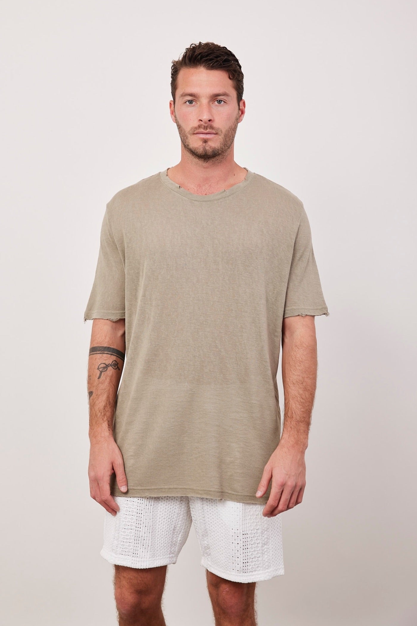 טי-שרט קרעים במראה פשתן