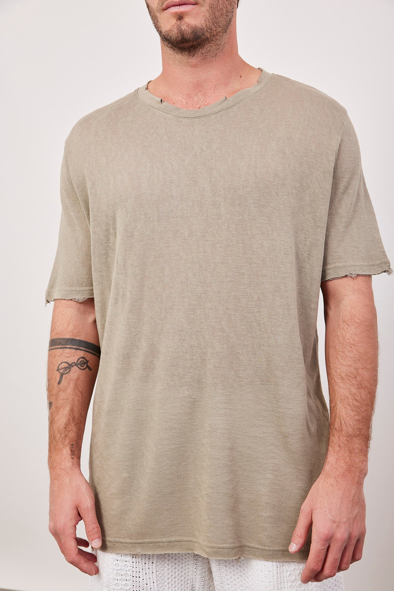 טי-שרט קרעים במראה פשתן