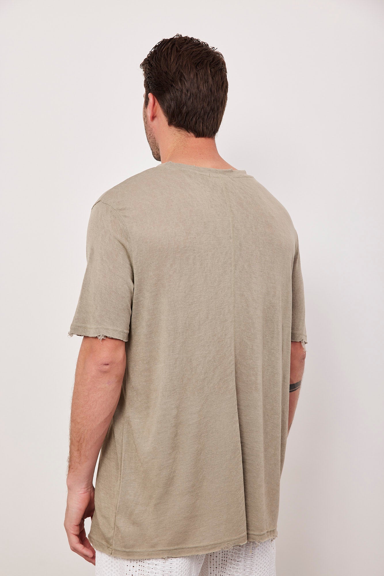 טי-שרט קרעים במראה פשתן