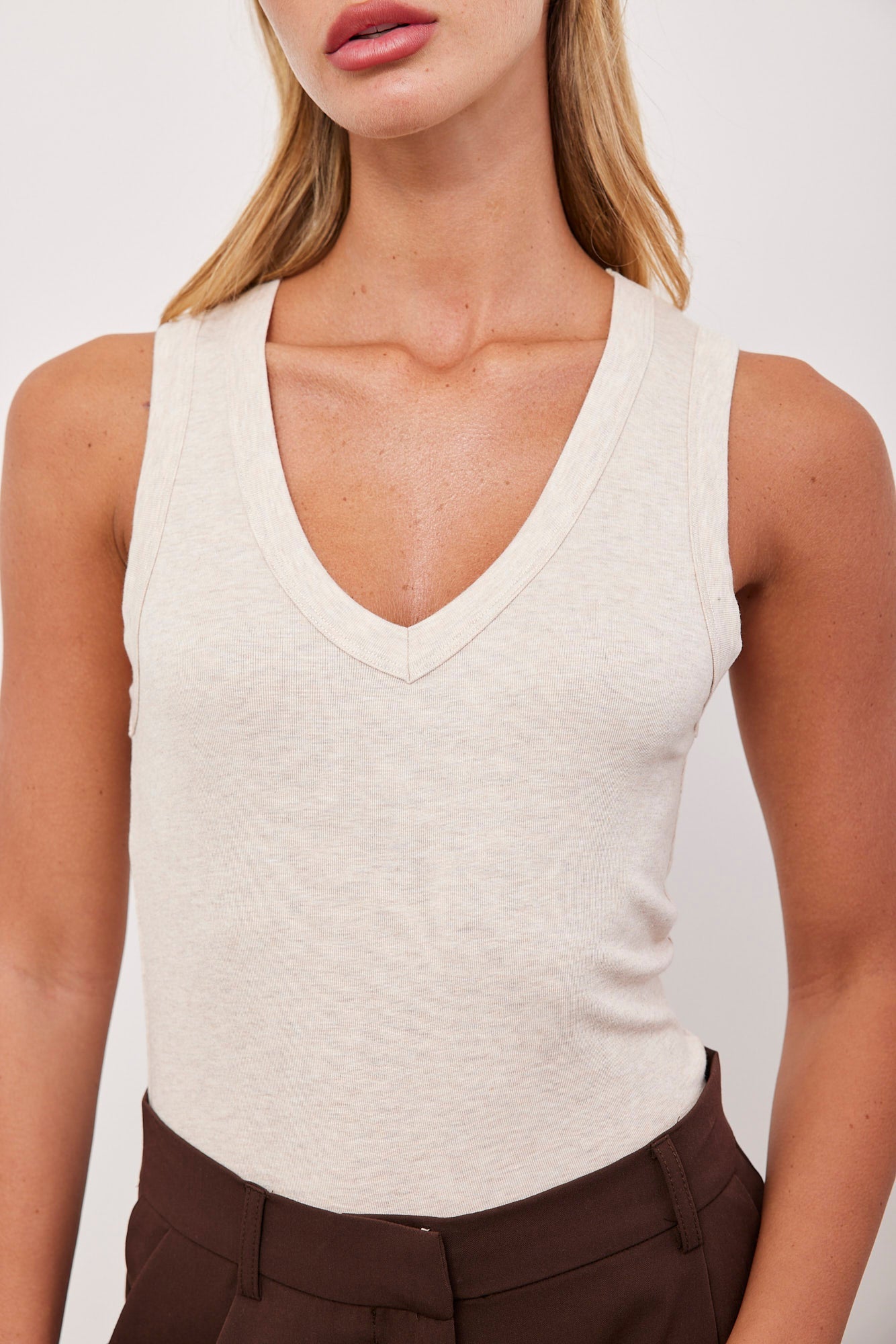 גופית וי עם כתפיות רחבות - ITAY BRANDS