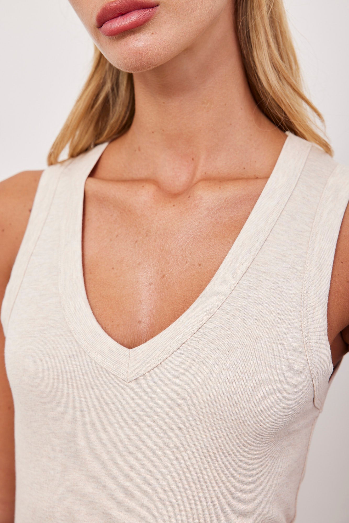 גופית וי עם כתפיות רחבות - ITAY BRANDS