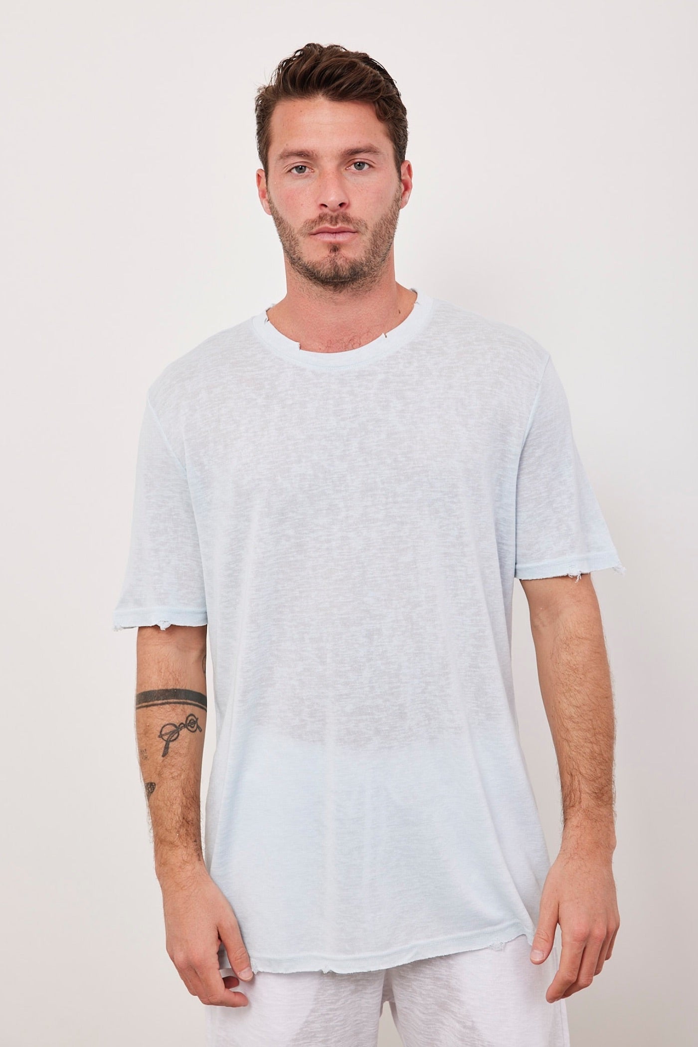 טי-שרט קרעים במראה פשתן