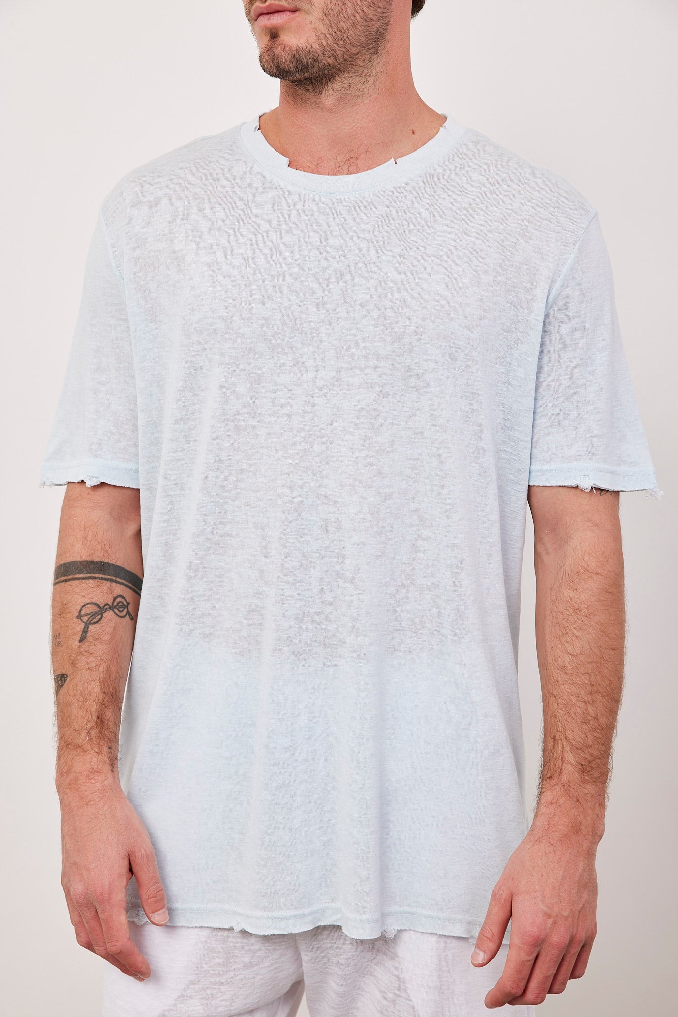 טי-שרט קרעים במראה פשתן