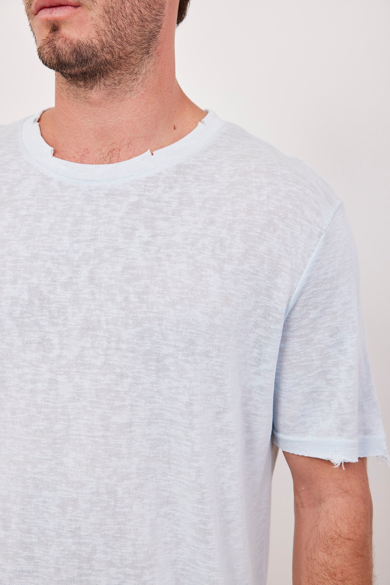 טי-שרט קרעים במראה פשתן