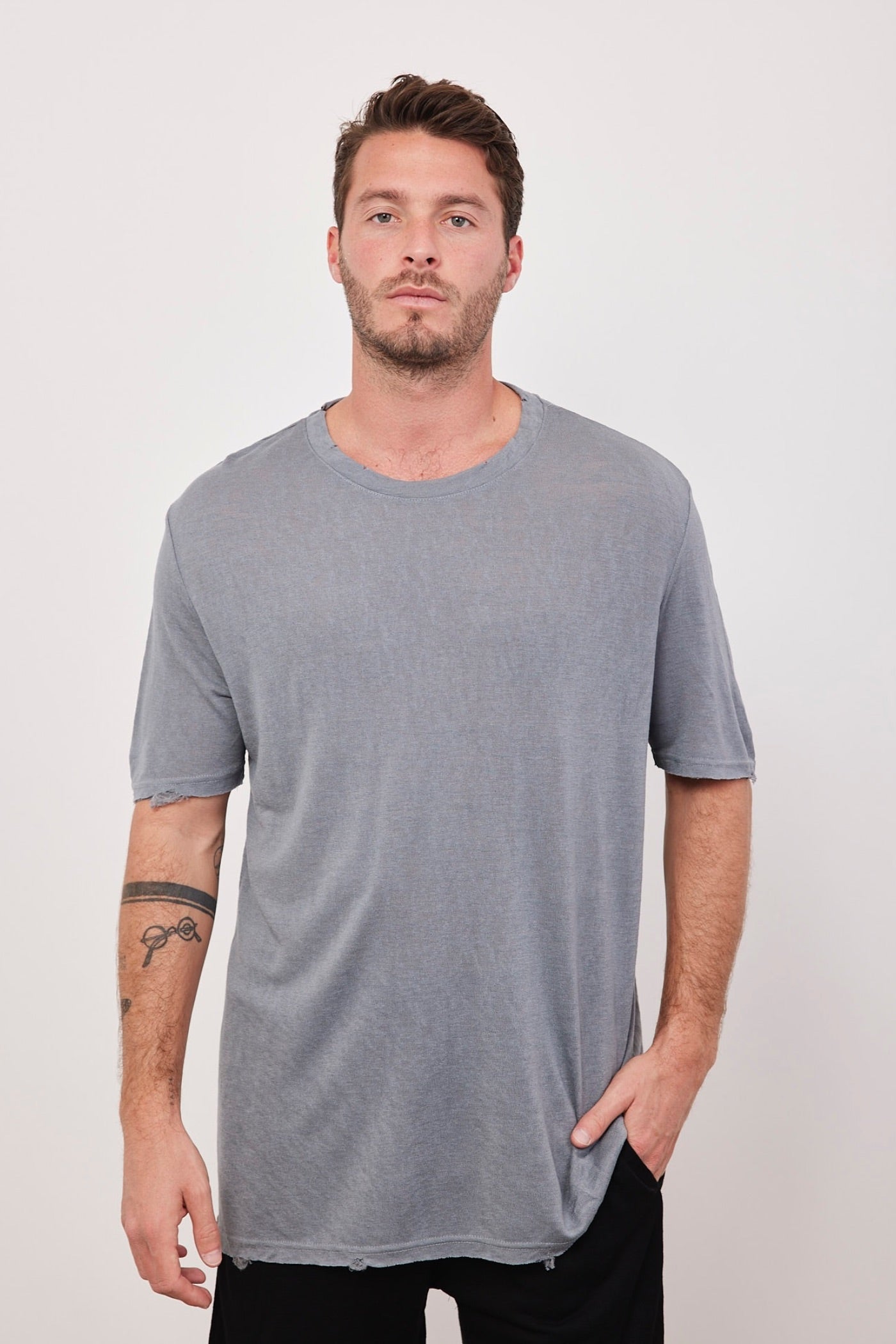 טי-שרט קרעים במראה פשתן