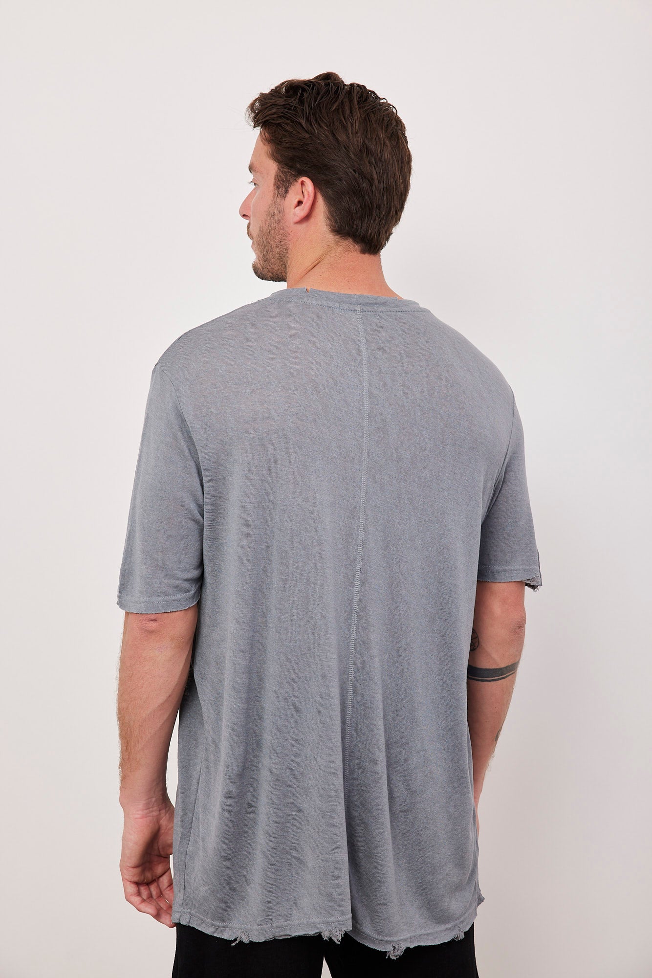 טי-שרט קרעים במראה פשתן