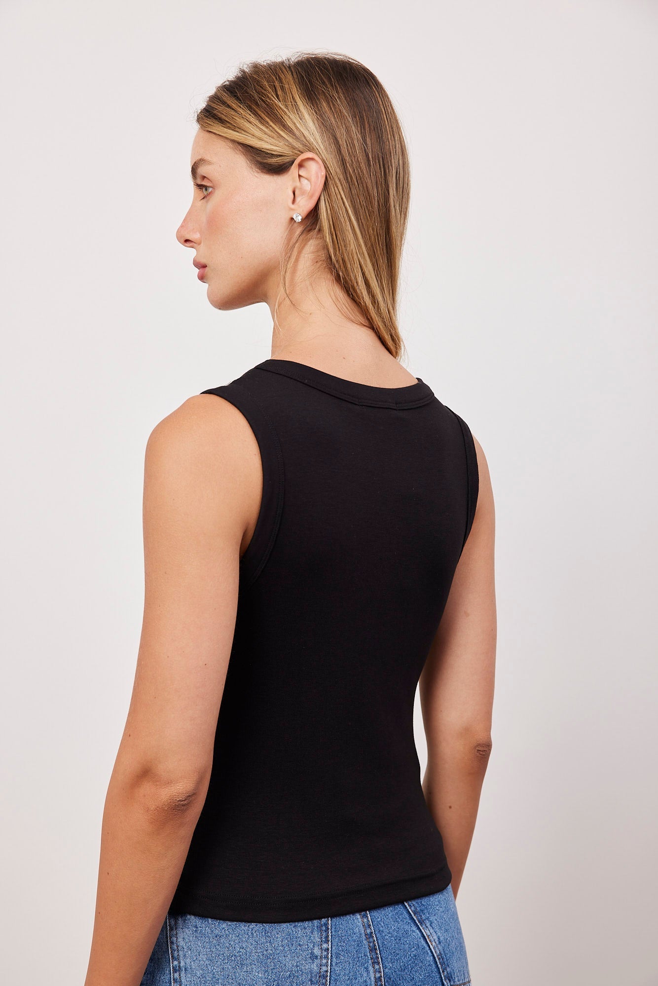 גופית וי עם כתפיות רחבות - ITAY BRANDS