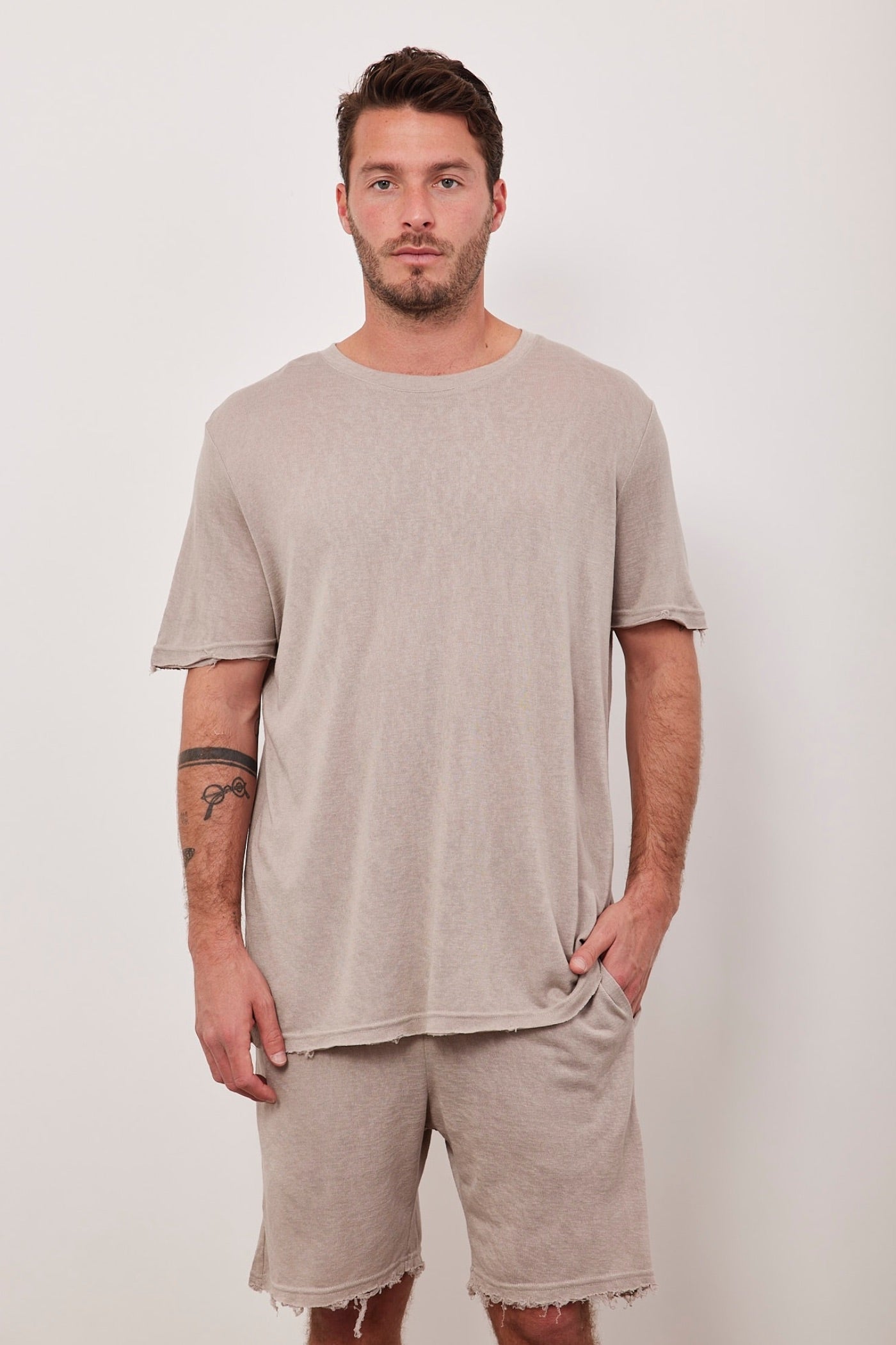 טי-שרט קרעים במראה פשתן