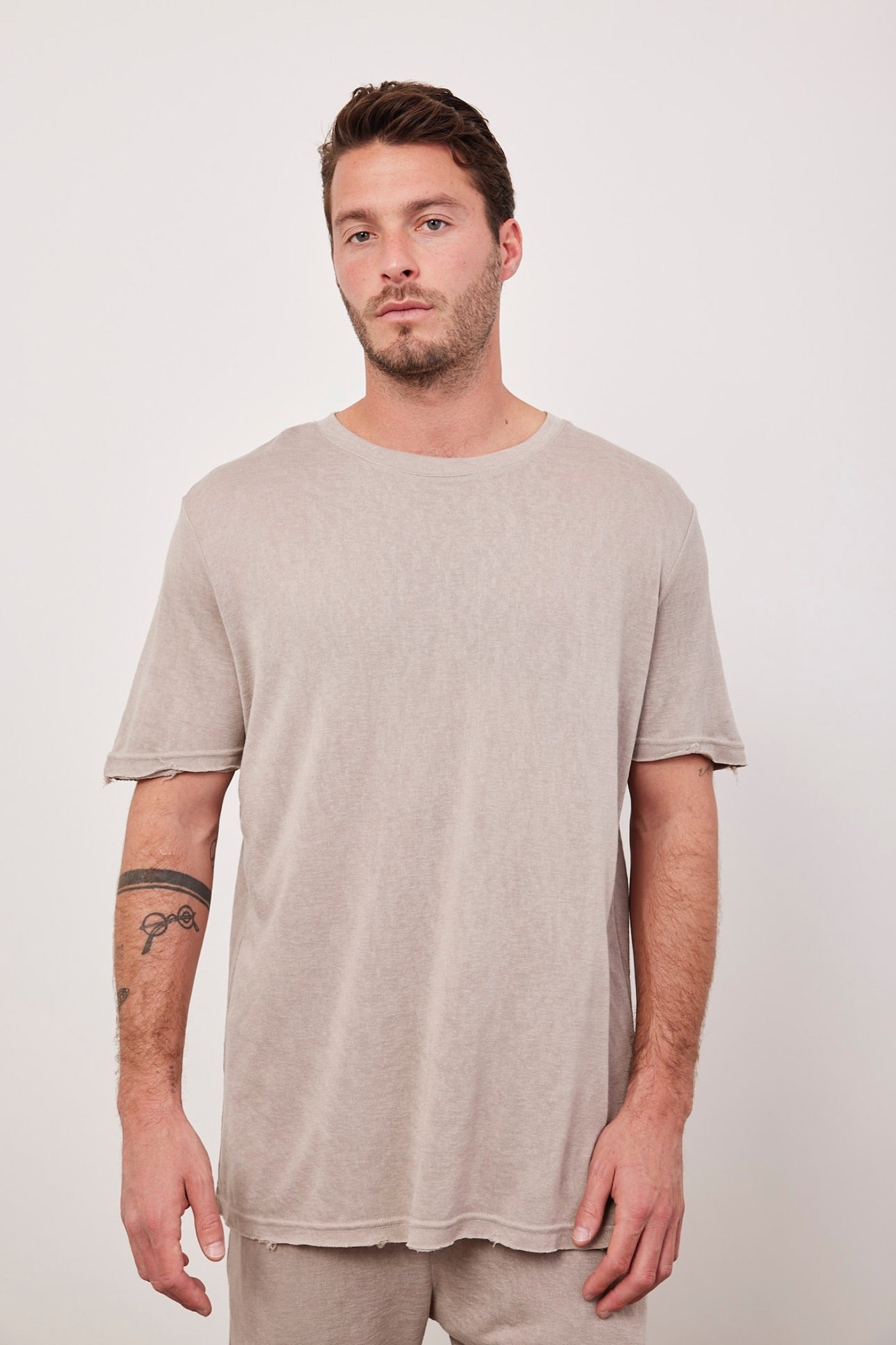 טי-שרט קרעים במראה פשתן