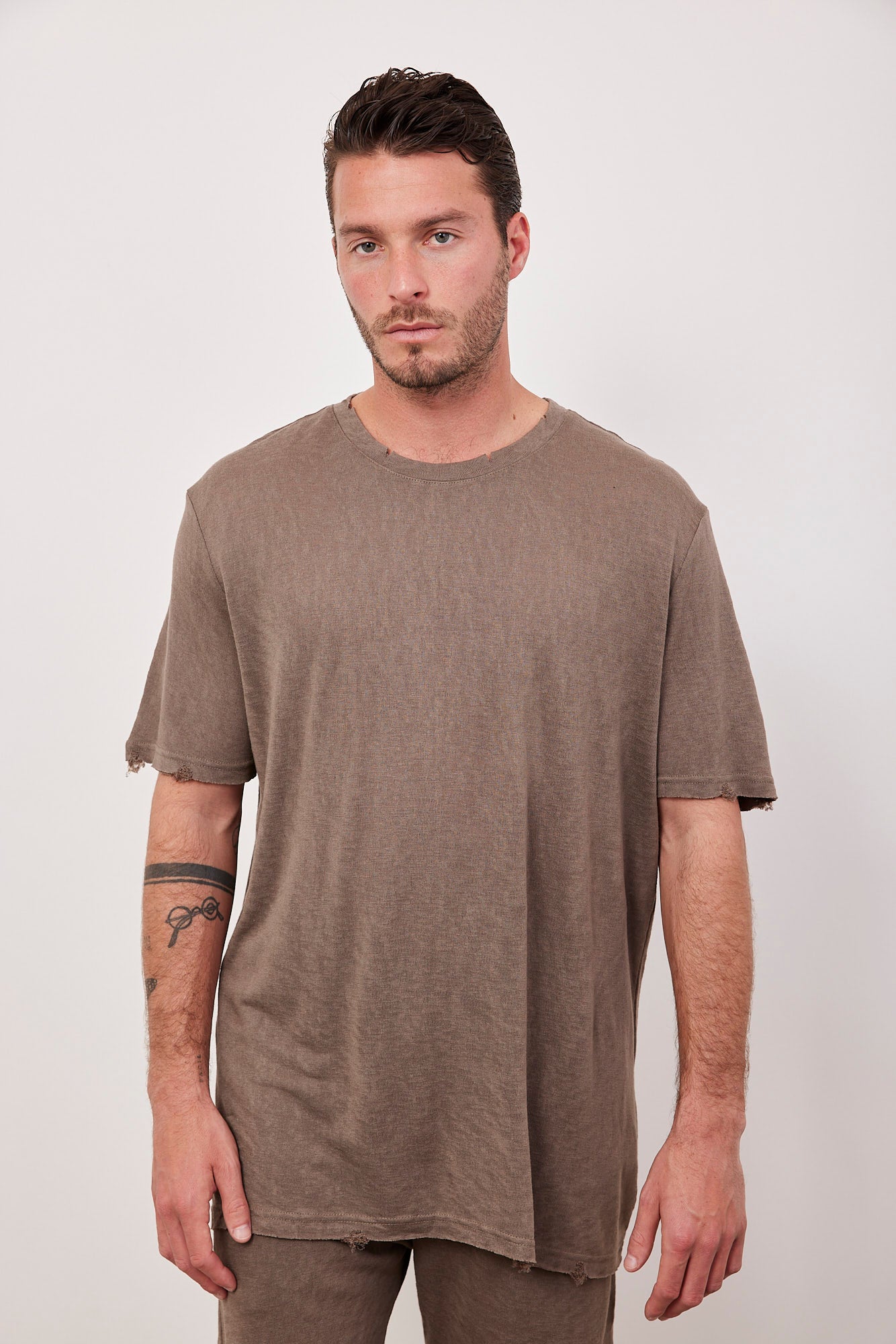 טי-שרט קרעים במראה פשתן