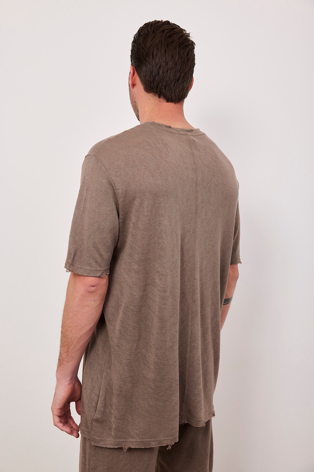 טי-שרט קרעים במראה פשתן