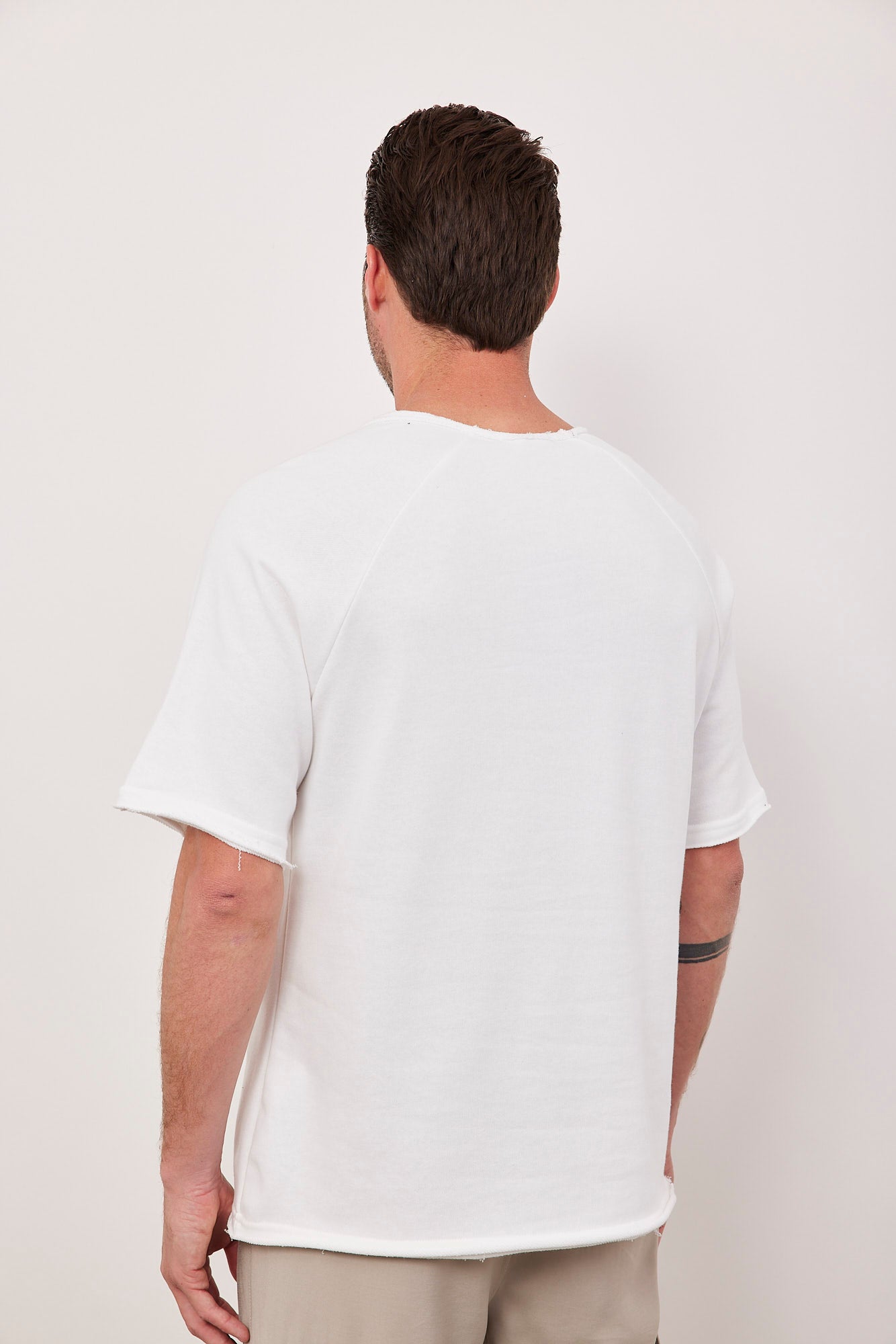 טי-שרט בסיומת גזורה