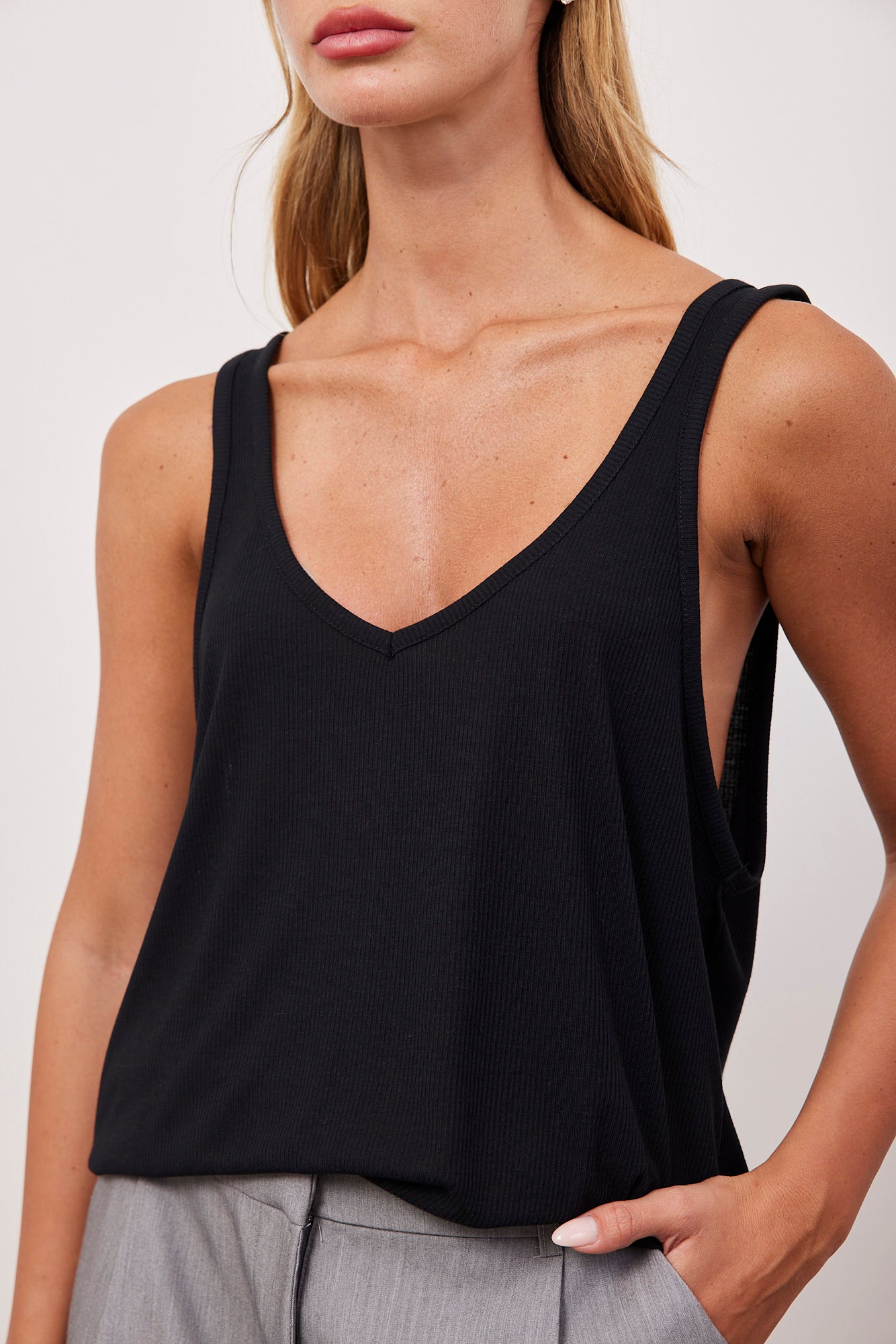 גופיית וי משוחררת מבד רך - ITAY BRANDS